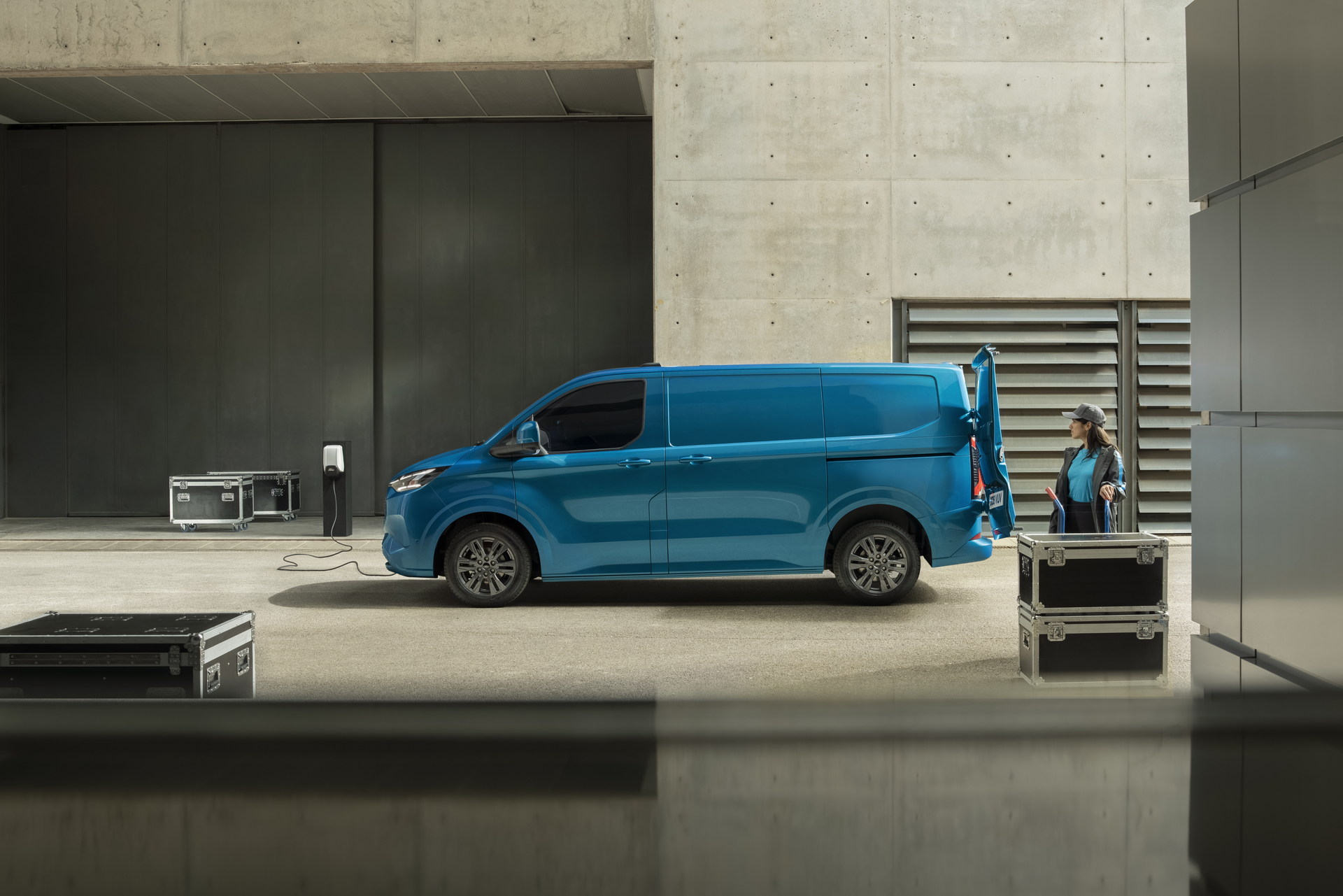 2023 Ford E-Transit Custom Is An Electric Van With A Futuristic Face And 236-Mile Range