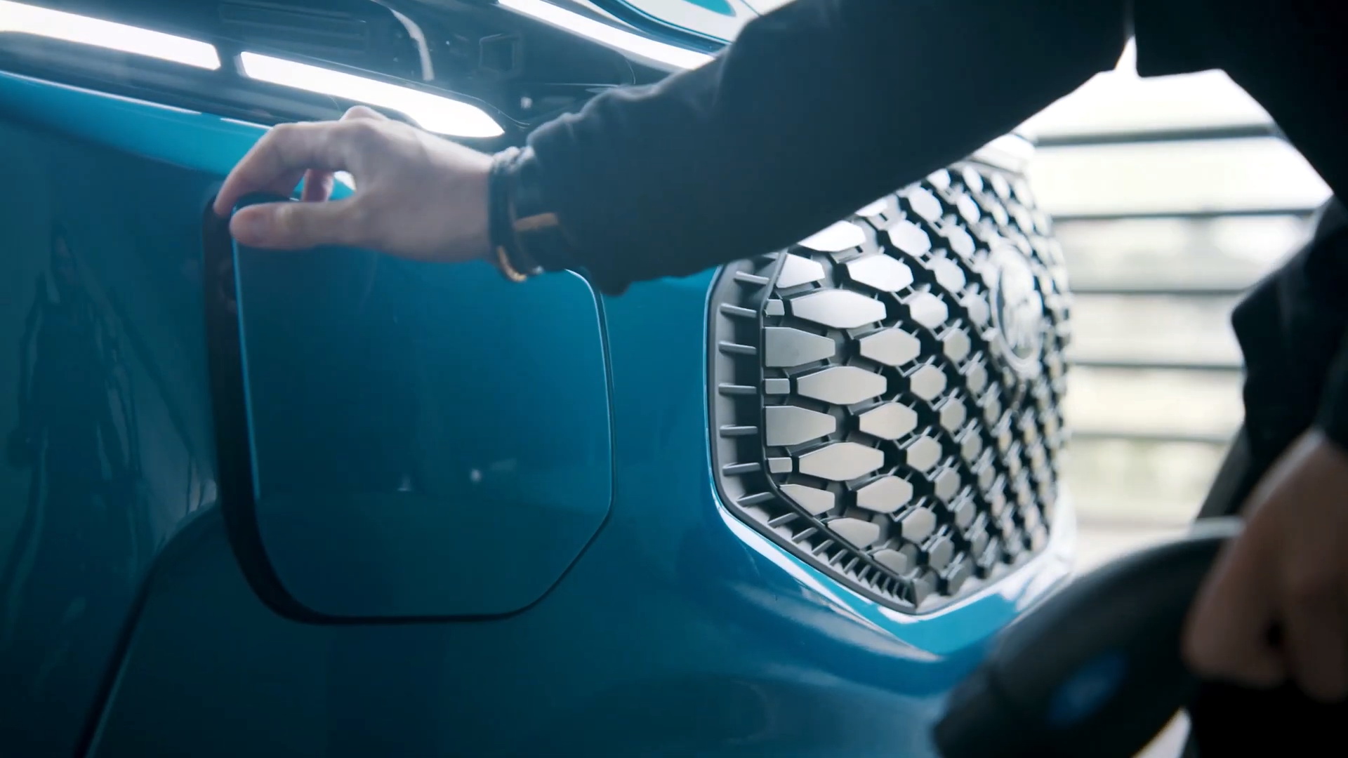 2023 Ford E-Transit Custom Is An Electric Van With A Futuristic Face And 236-Mile Range