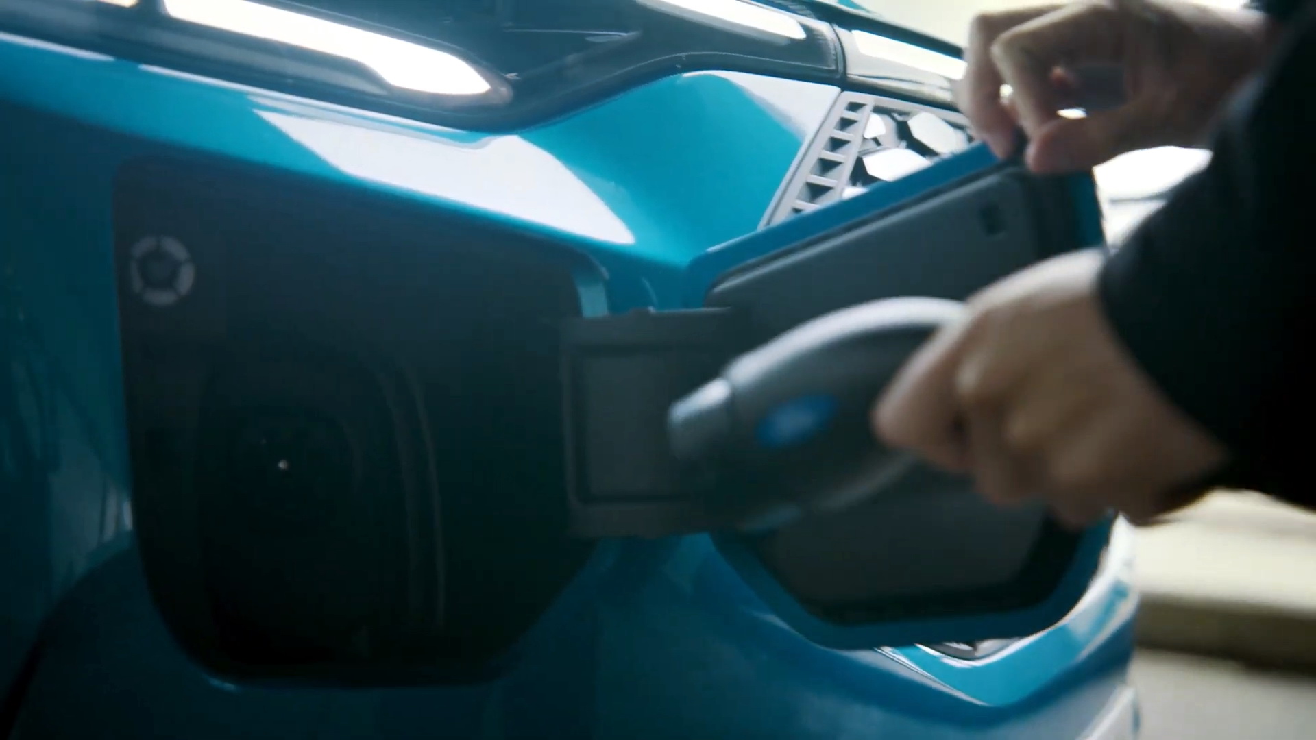 2023 Ford E-Transit Custom Is An Electric Van With A Futuristic Face And 236-Mile Range