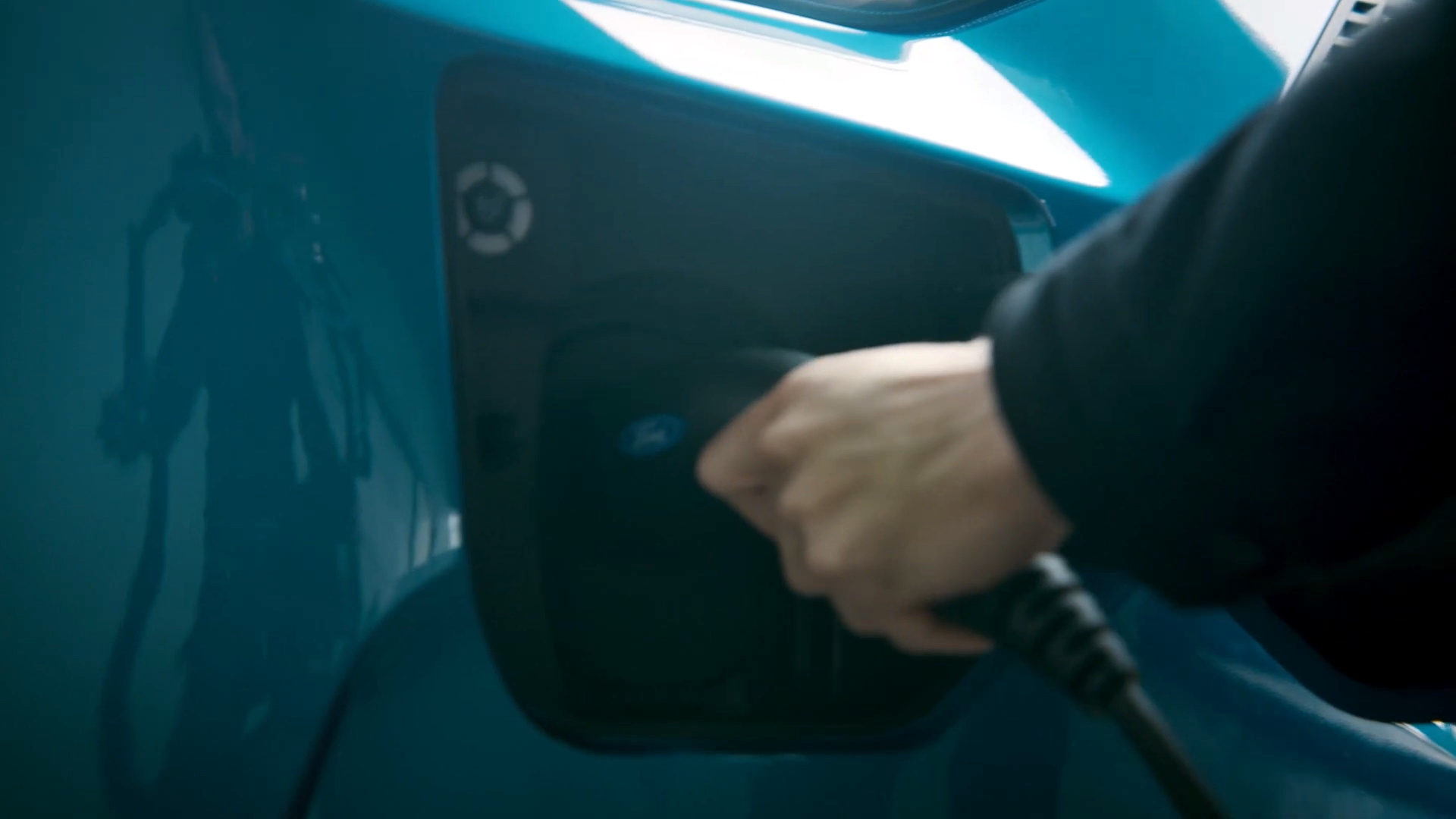 2023 Ford E-Transit Custom Is An Electric Van With A Futuristic Face And 236-Mile Range