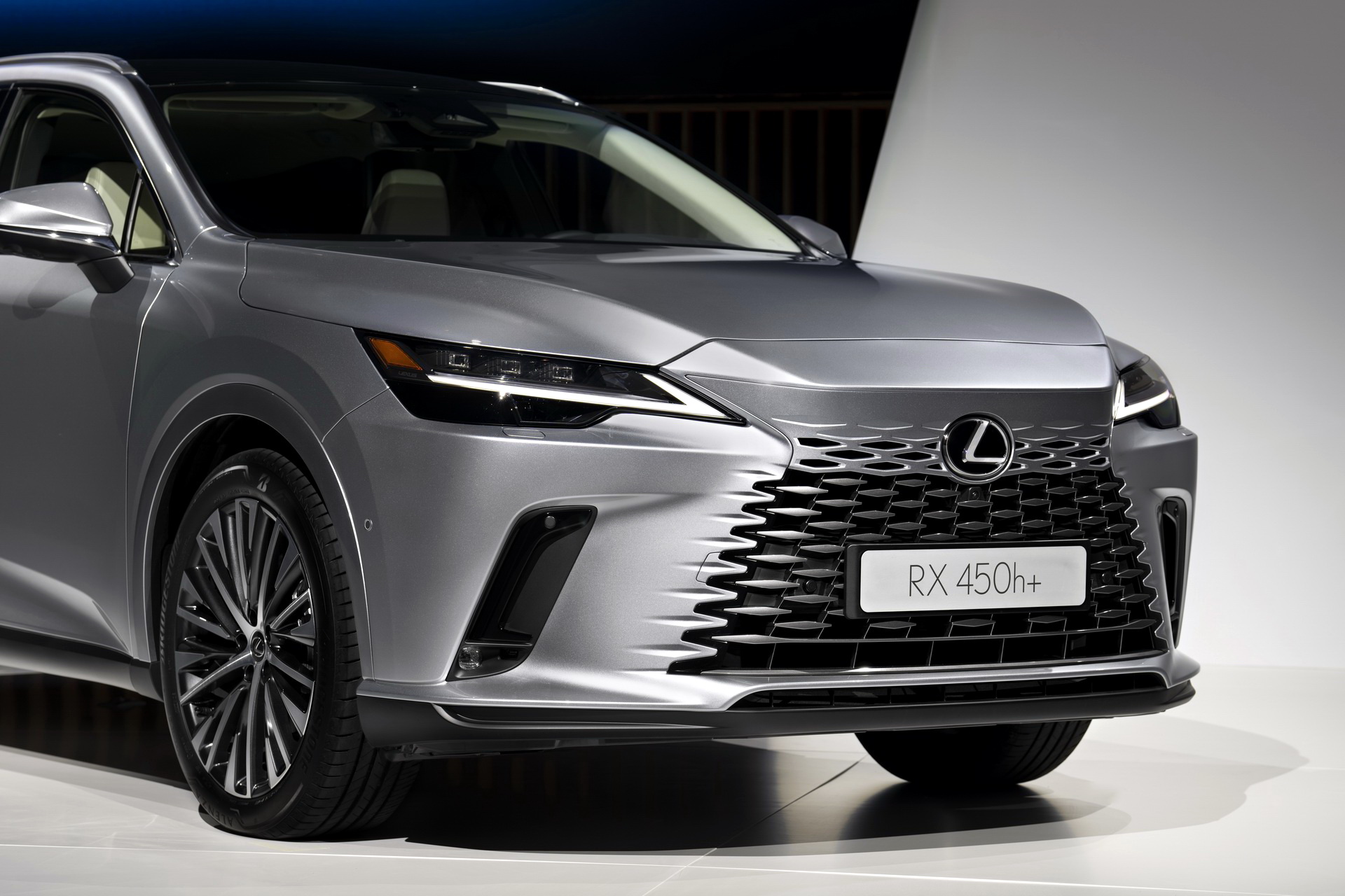 2023 Lexus RX Breaks Cover With Evolutionary Styling And A 367 HP Hybrid Powertrain
