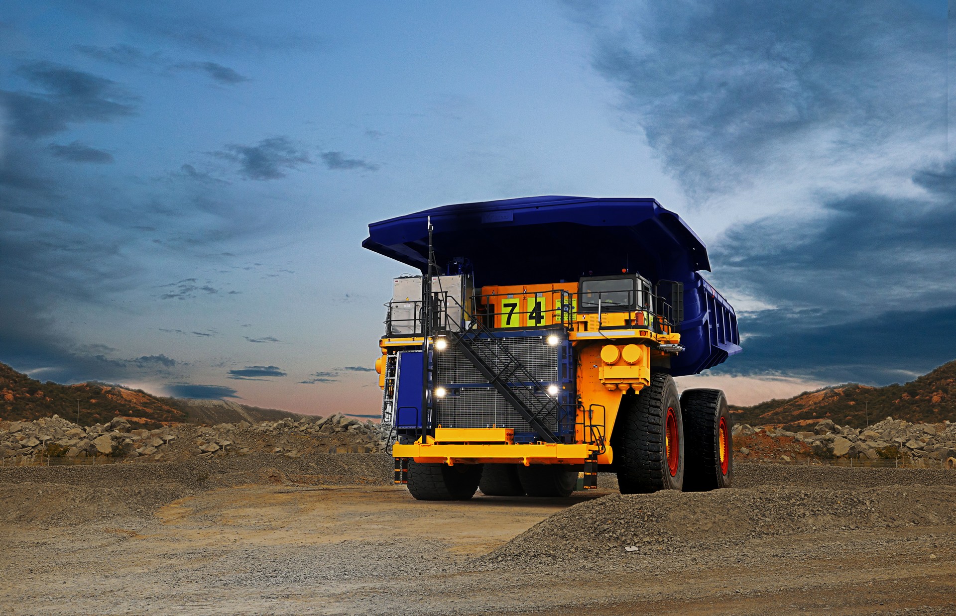 Anglo American’s New Hydrogen-Powered Truck Is Three Stories Tall And Can Haul 290 Tons Of Ore