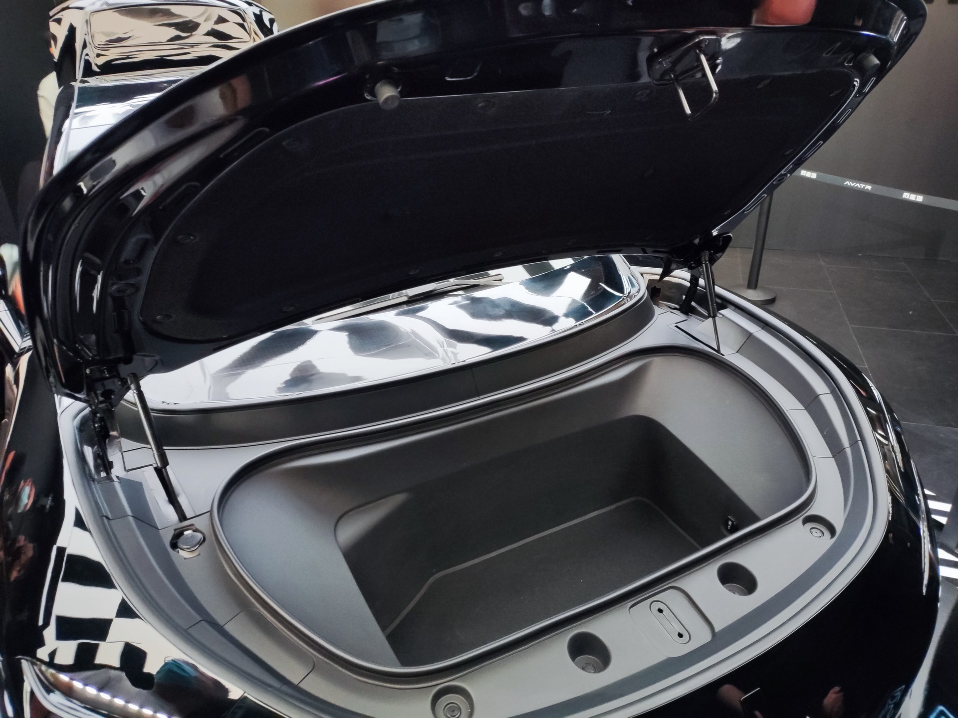 China’s Avatr 011 MMW Wears An All-Black Dress