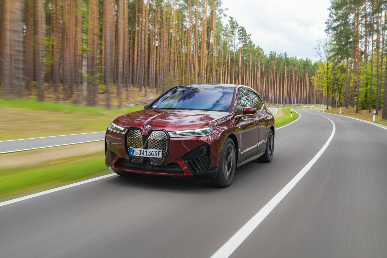 BMW Drops Huge Gallery Of 2023 iX M60 | Carscoops