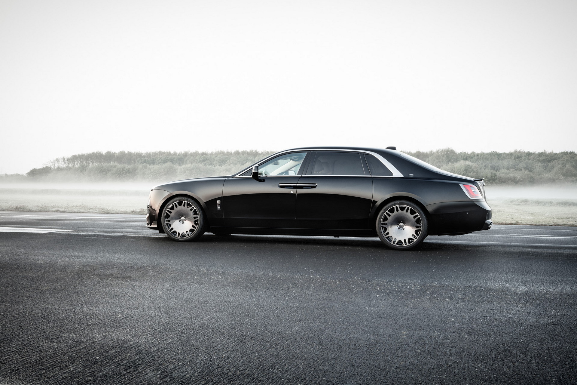 Brabus 700 Is A Rolls-Royce Ghost Bathed In Carbon Fiber With 691-HP