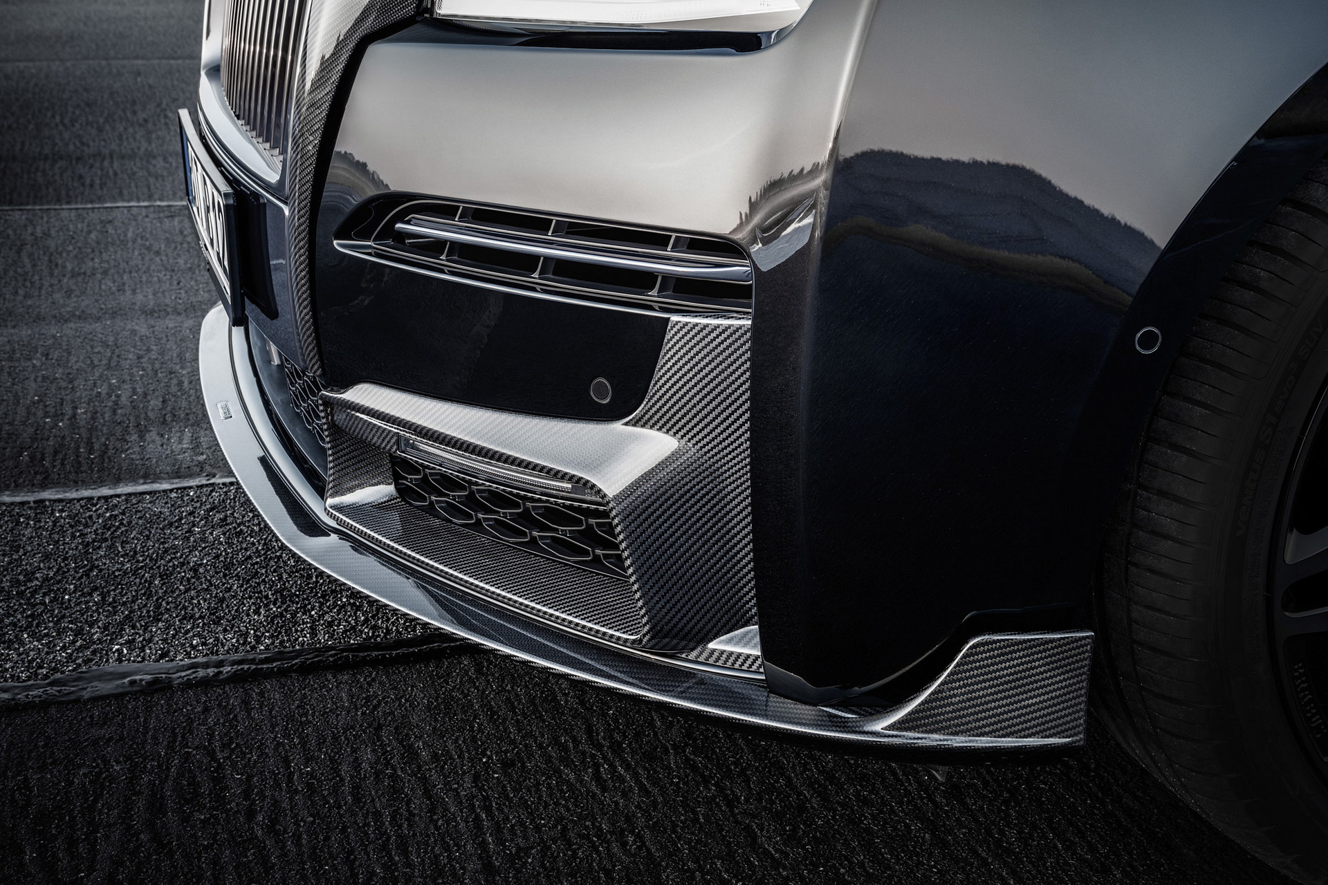 Brabus 700 Is A Rolls-Royce Ghost Bathed In Carbon Fiber With 691-HP