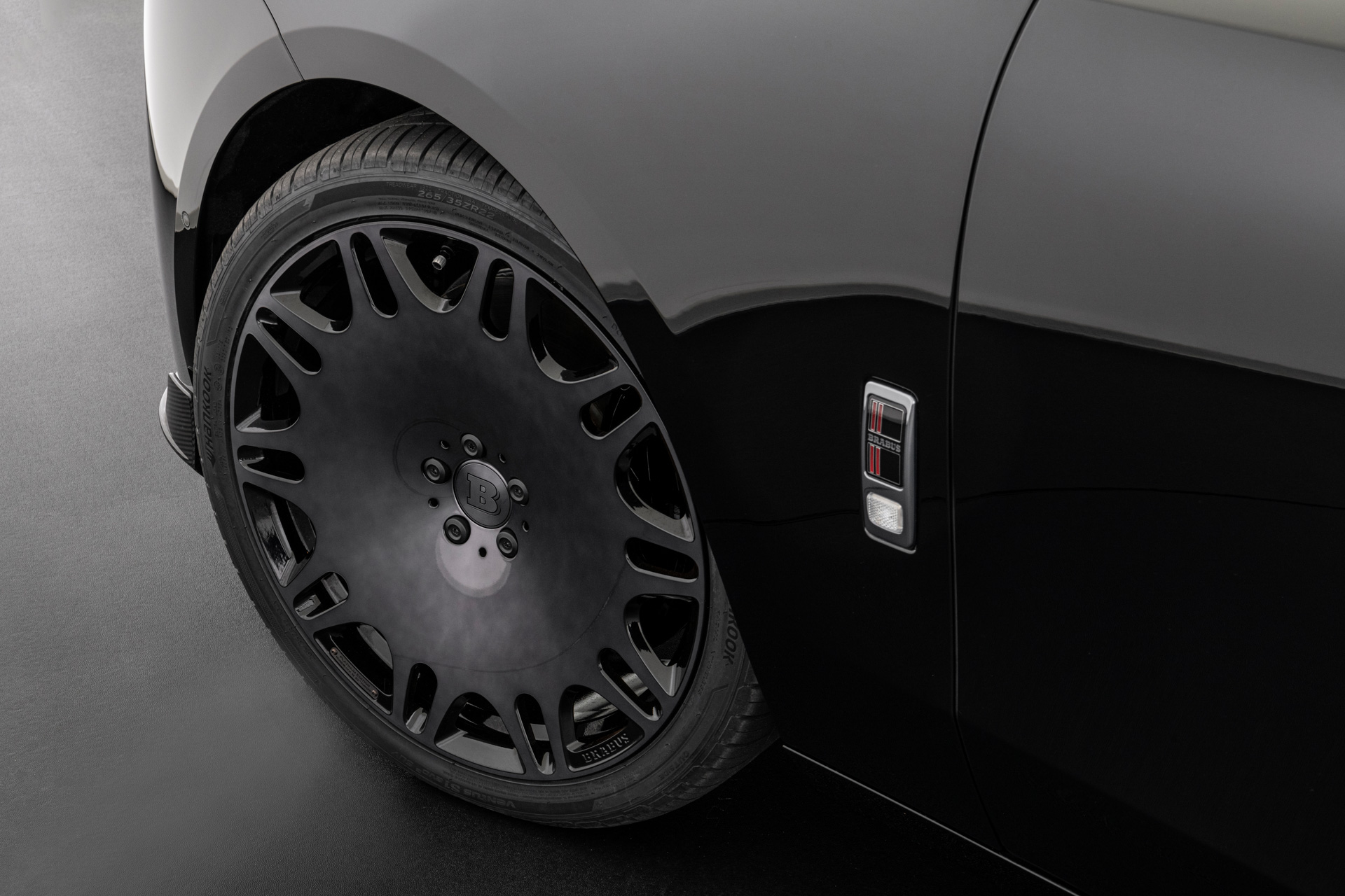 Brabus 700 Is A Rolls-Royce Ghost Bathed In Carbon Fiber With 691-HP