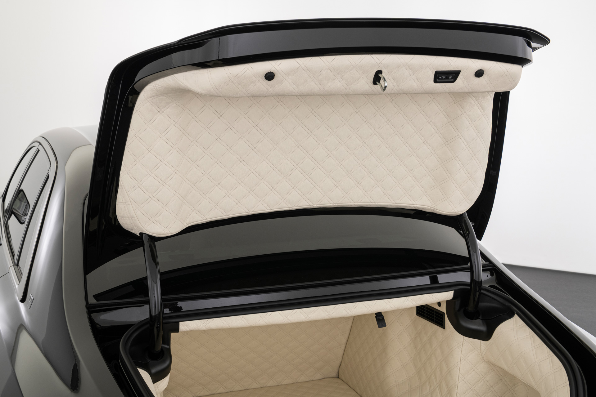 Brabus 700 Is A Rolls-Royce Ghost Bathed In Carbon Fiber With 691-HP