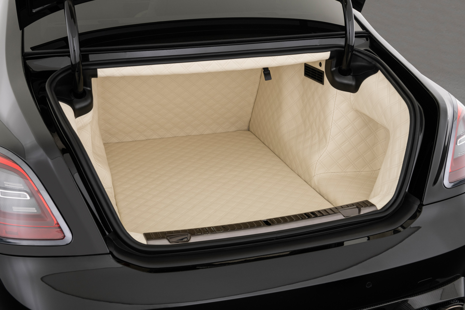 Brabus 700 Is A Rolls-Royce Ghost Bathed In Carbon Fiber With 691-HP