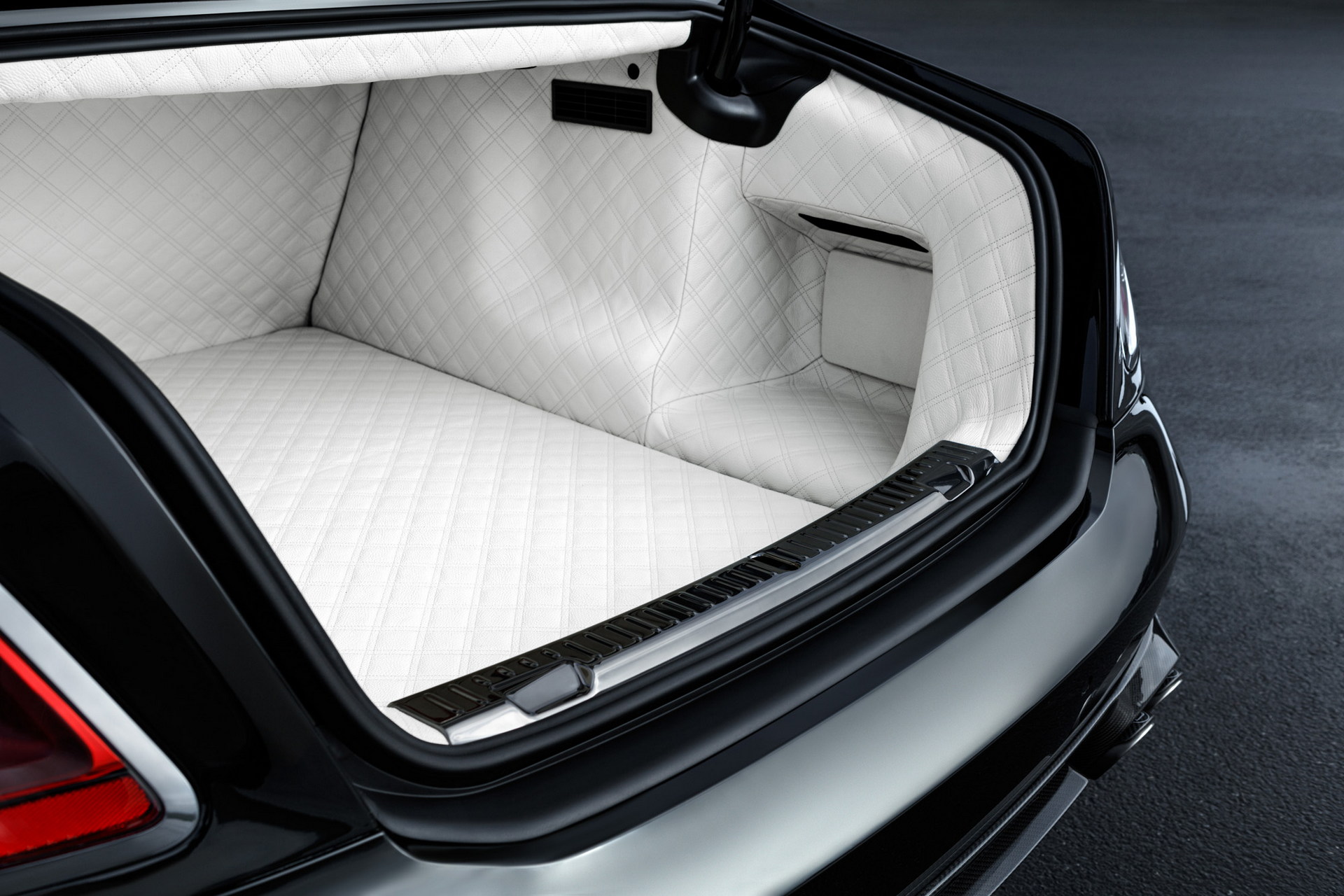 Brabus 700 Is A Rolls-Royce Ghost Bathed In Carbon Fiber With 691-HP