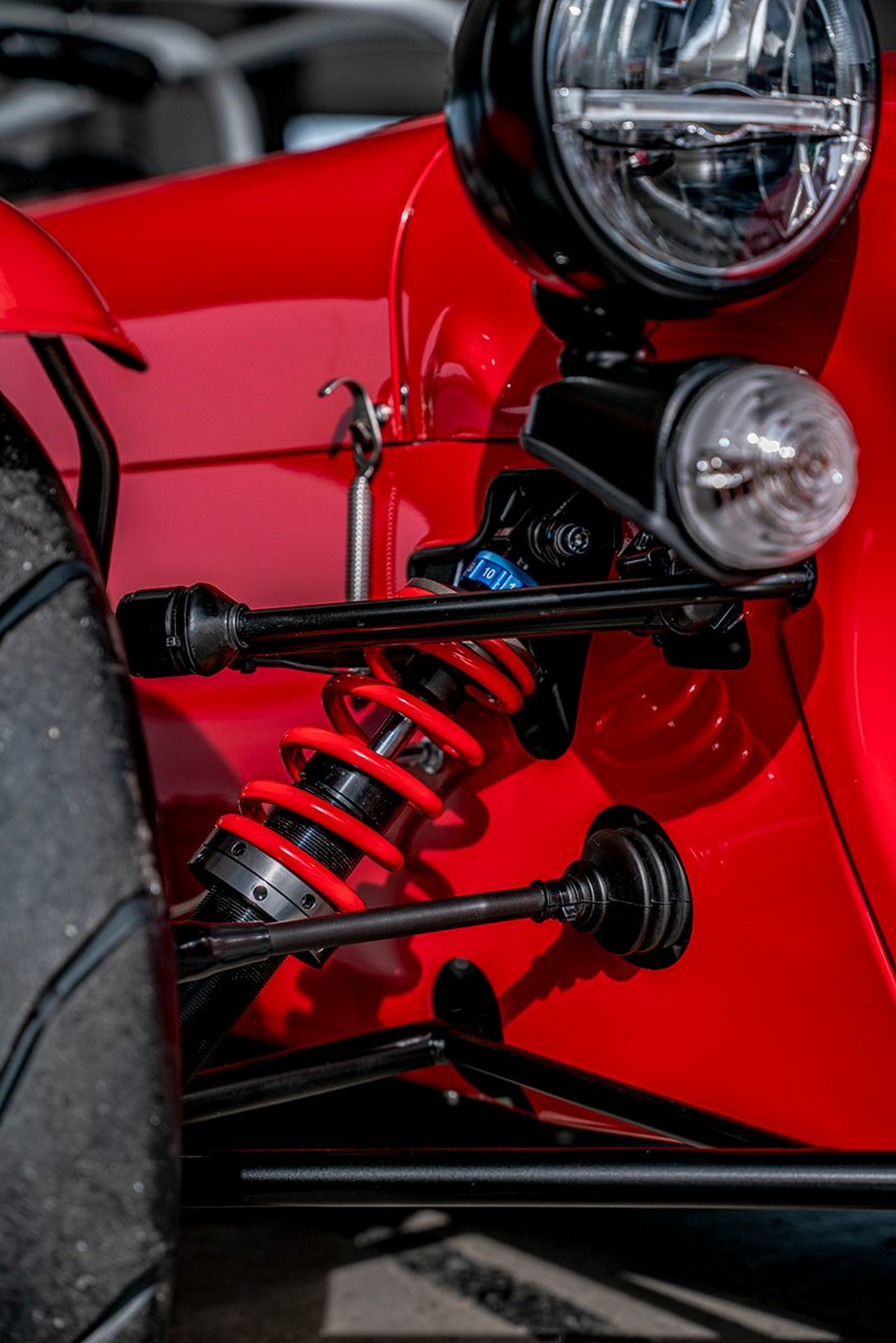 Caterham Seven 420 CUP Is A Street-Legal Track Weapon With Manually-Adjustable Dampers