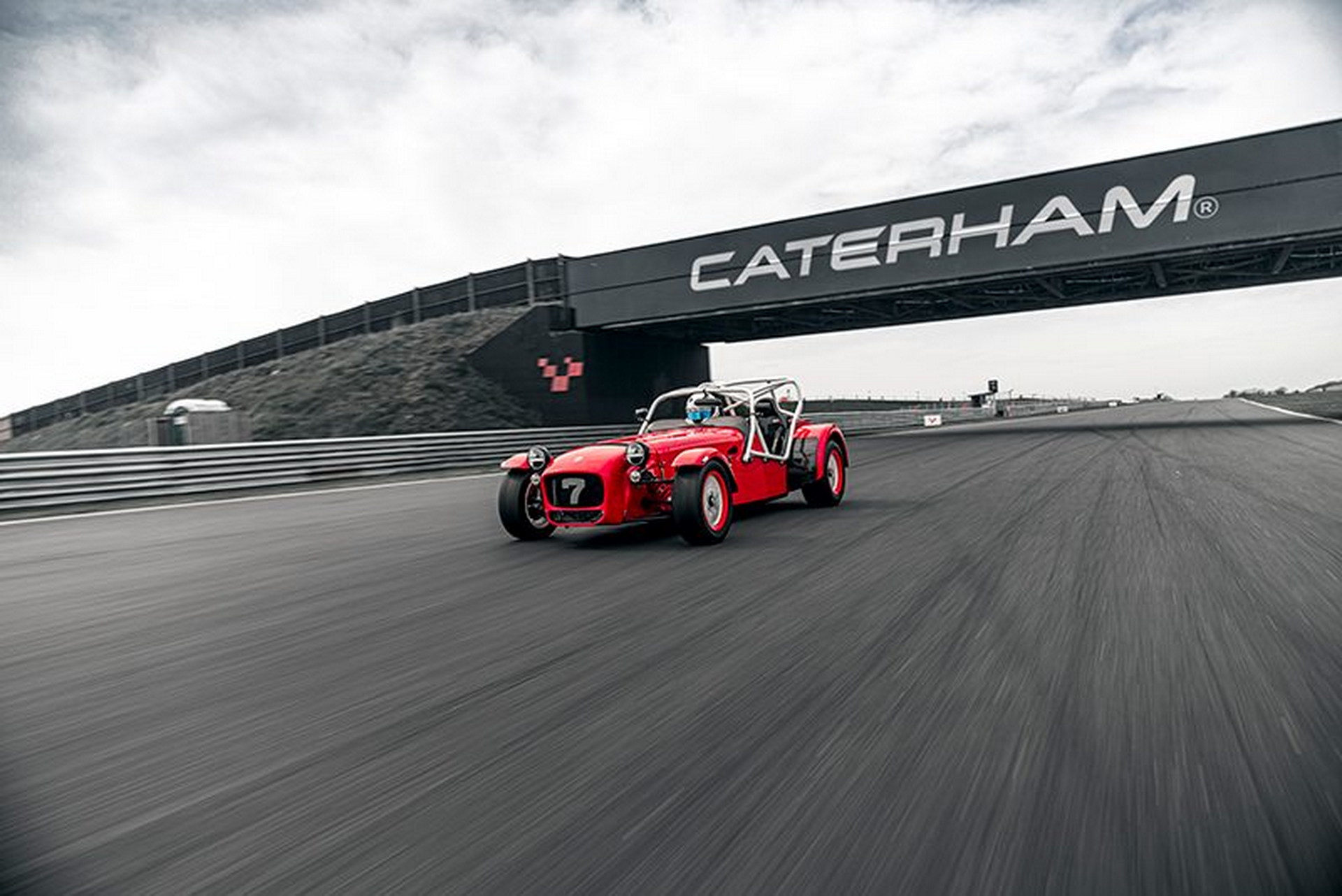 Caterham Seven 420 CUP Is A Street-Legal Track Weapon With Manually-Adjustable Dampers