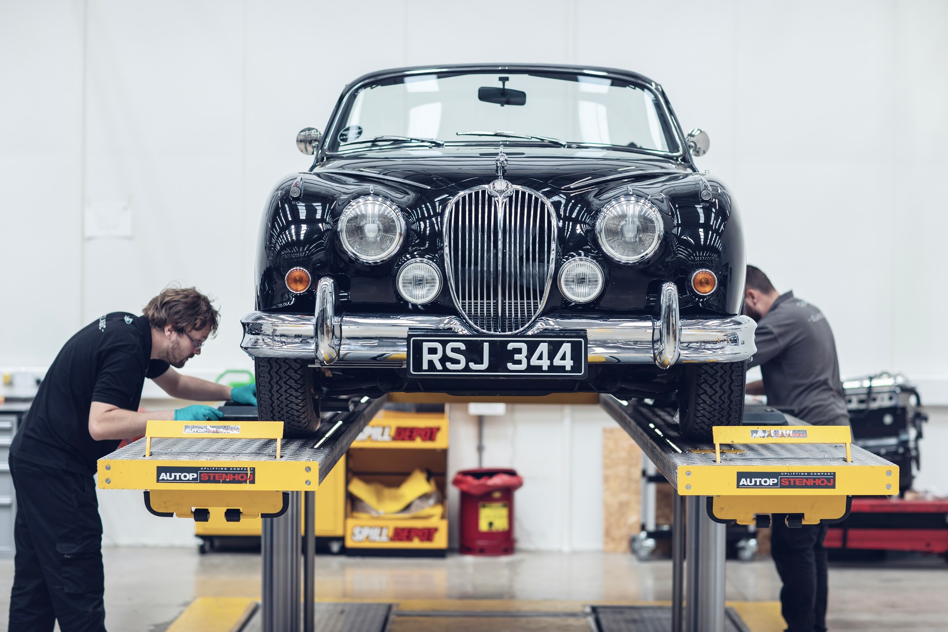 Jaguar Land Rover Celebrating Queen’s Platinum Jubilee With 26-Vehicle Display