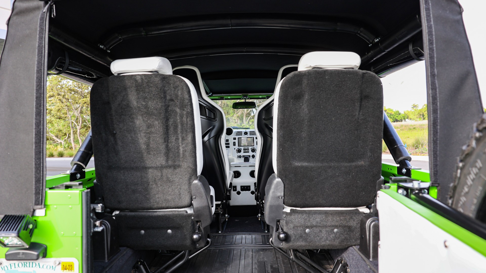 LT1-Powered Land Rover Defender In Lamborghini Verde Mantis Is Certainly A Unique Restomod