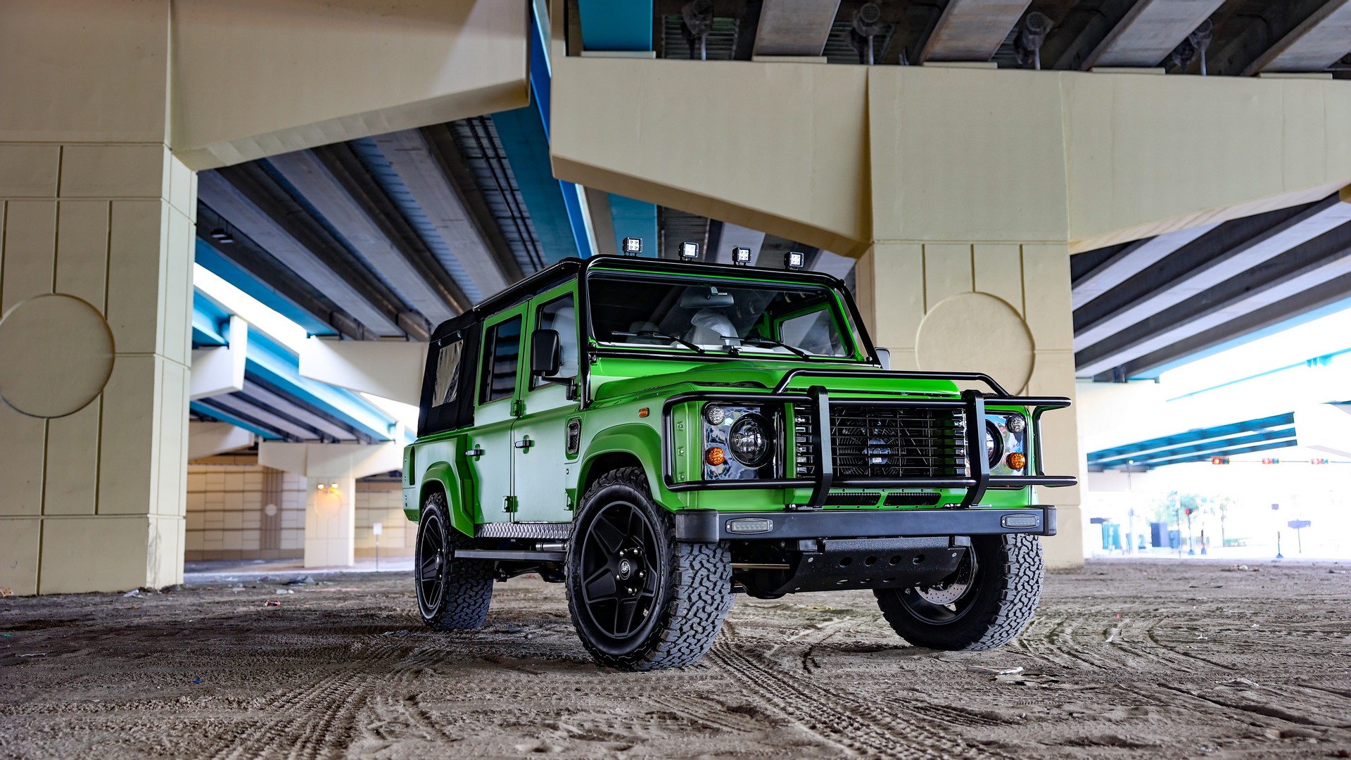 LT1-Powered Land Rover Defender In Lamborghini Verde Mantis Is Certainly A Unique Restomod