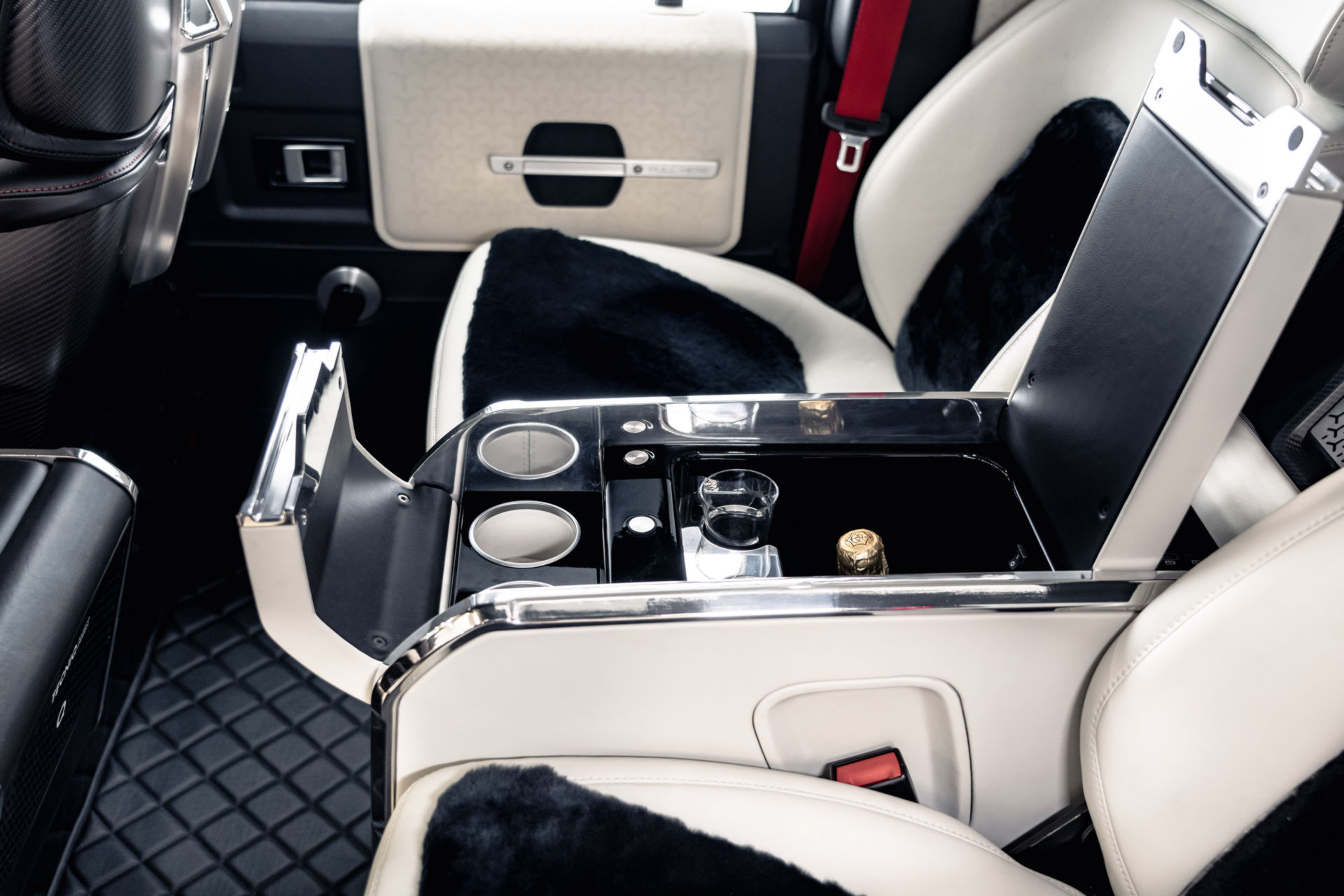 Special Land Rover ‘Q40’ Defender Restomod Is Inspired By The Famed Chinook