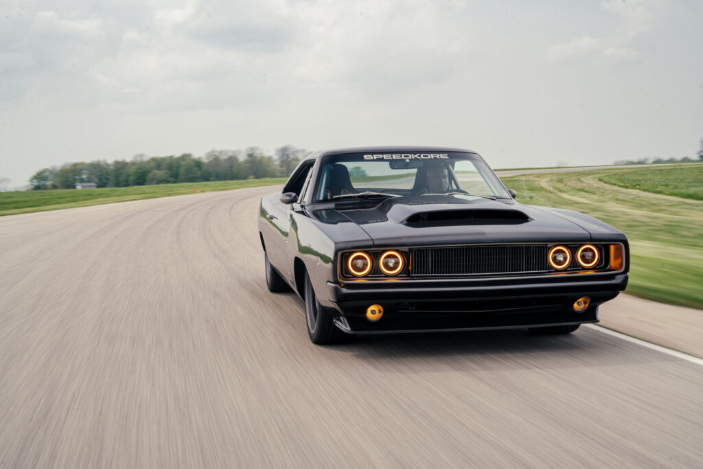     Vea al jefe de diseño de Stellantis, Ralph Gilles Hoon, conducir su Dodge Charger de 1,000 caballos de fuerza