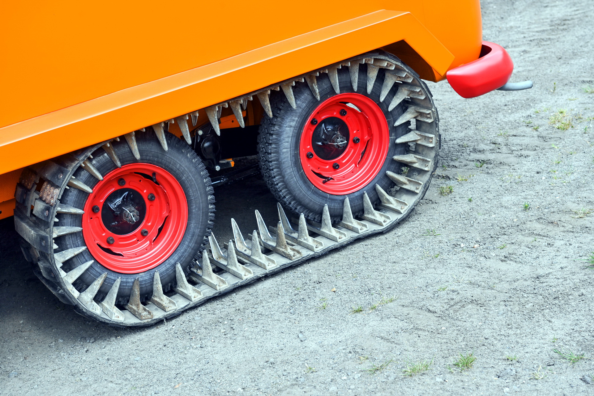 VW Restores The “Half-Track Fox”, A Four-Axle T1 Microbus With Tank Tracks