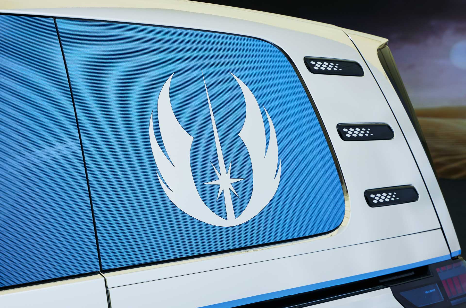 VW Light And Dark Obi Wan Kenobi-Themed ID. Buzz Specials Celebrate New Star Wars TV Show