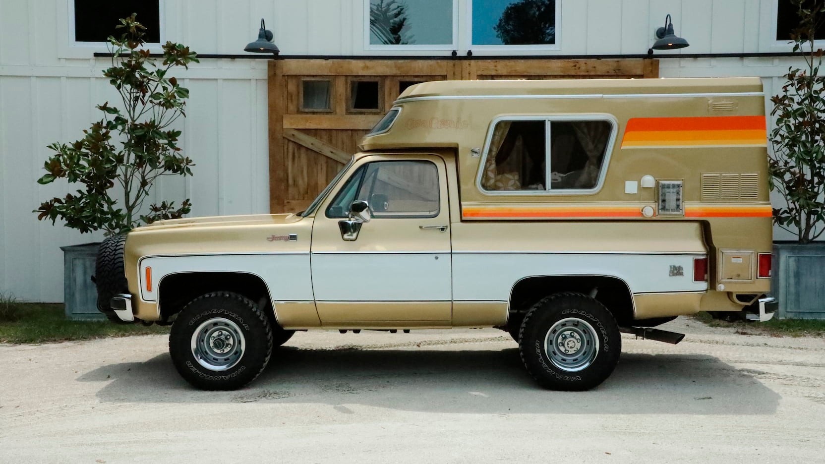 Go Old School Overlanding With This Beautifully Restored 1977 GMC Jimmy Casa Grande