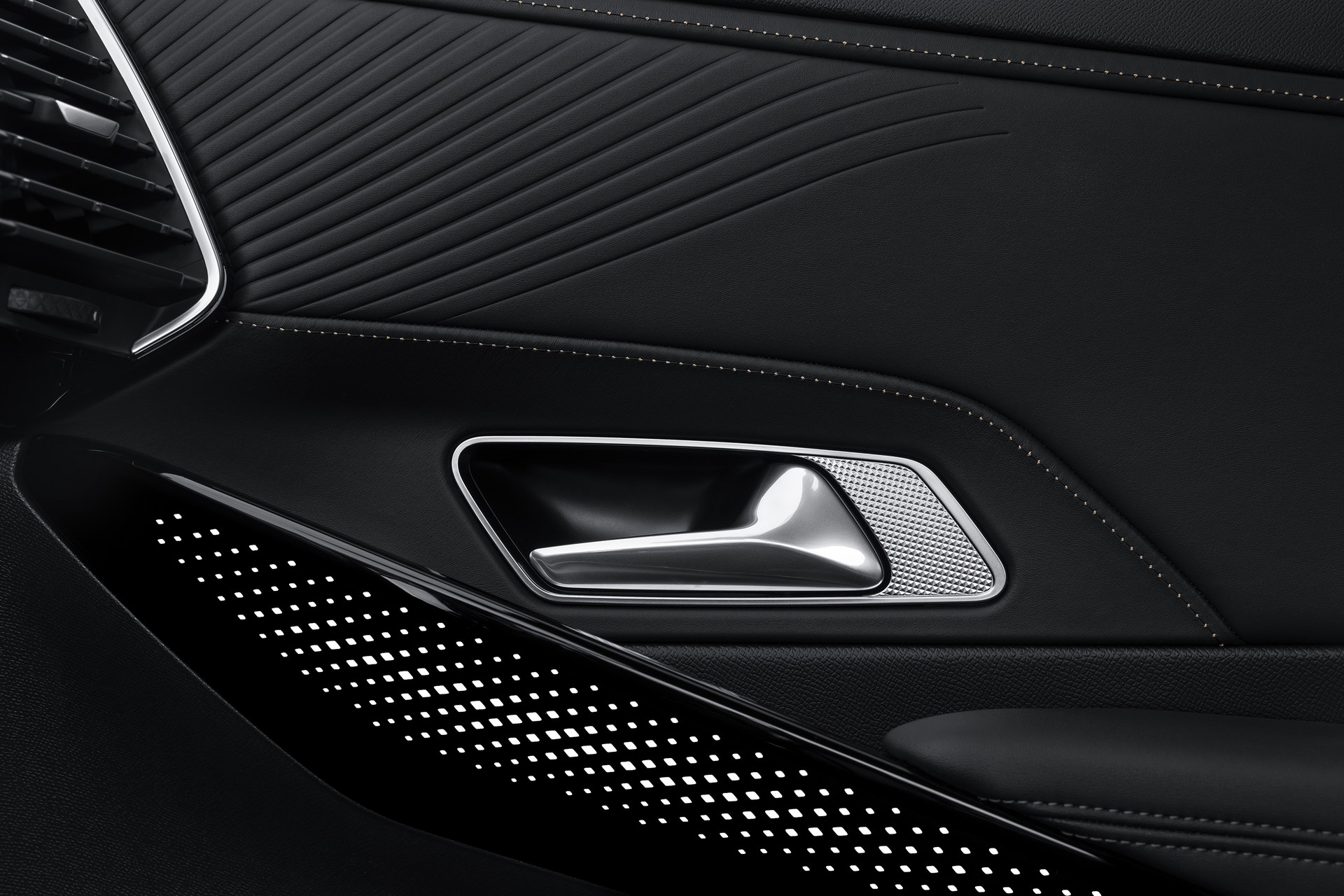 DS 7 Crossback Facelift Debuts With Trick LEDs And Up To 355 HP