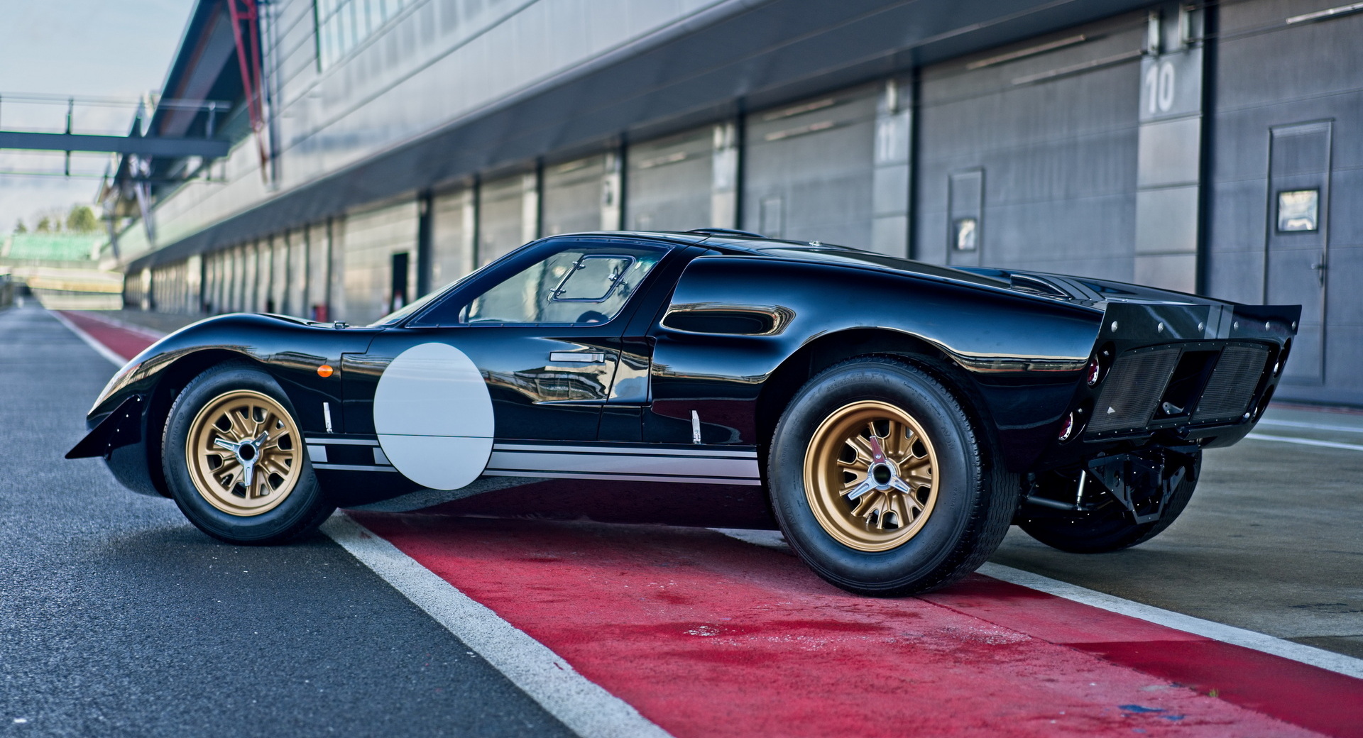 Everrati Now Offers Electric GT40 Restomod With 800 HP, V8 Noise, And Fake Shifting