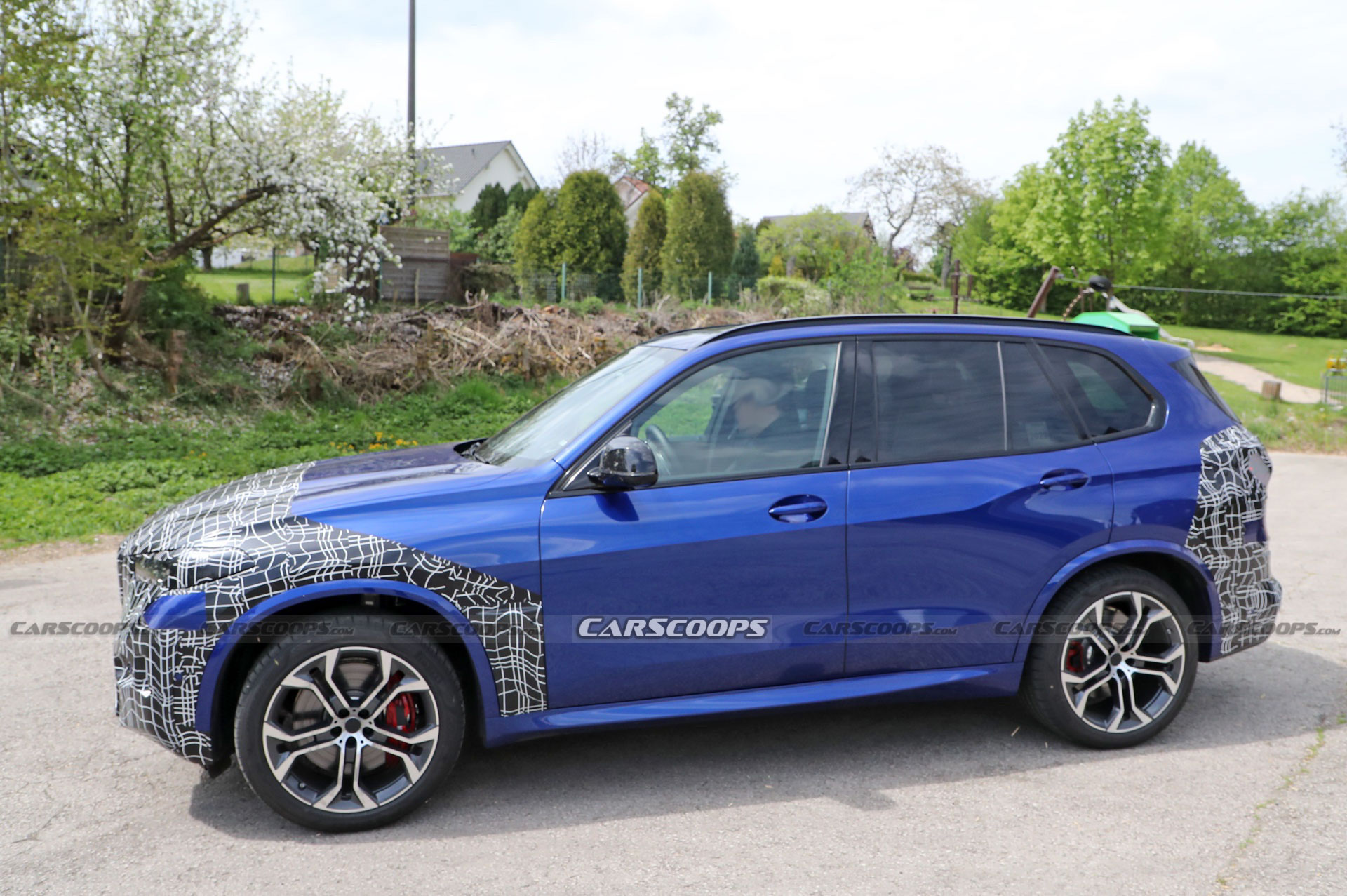 Facelifted 2024 BMW X5 M60i Won’t Get Big Brother X5 M’s Sportier Grille