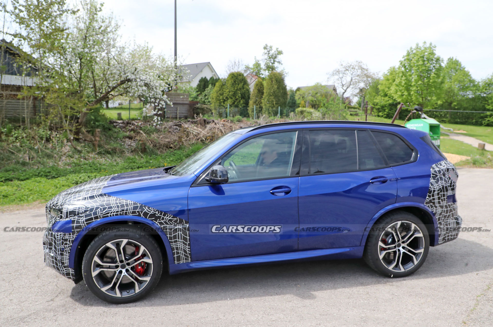 Facelifted 2024 BMW X5 M60i Won’t Get Big Brother X5 M’s Sportier Grille