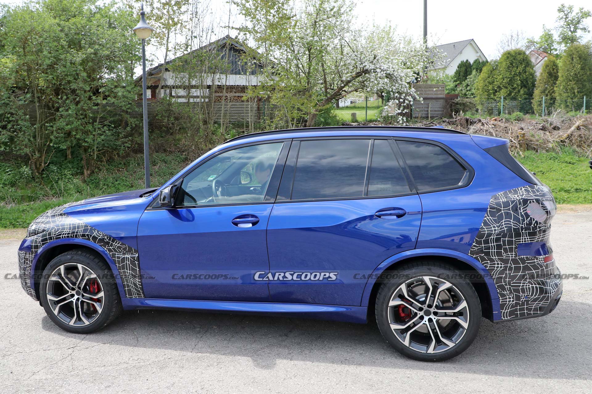 Facelifted 2024 BMW X5 M60i Won’t Get Big Brother X5 M’s Sportier Grille
