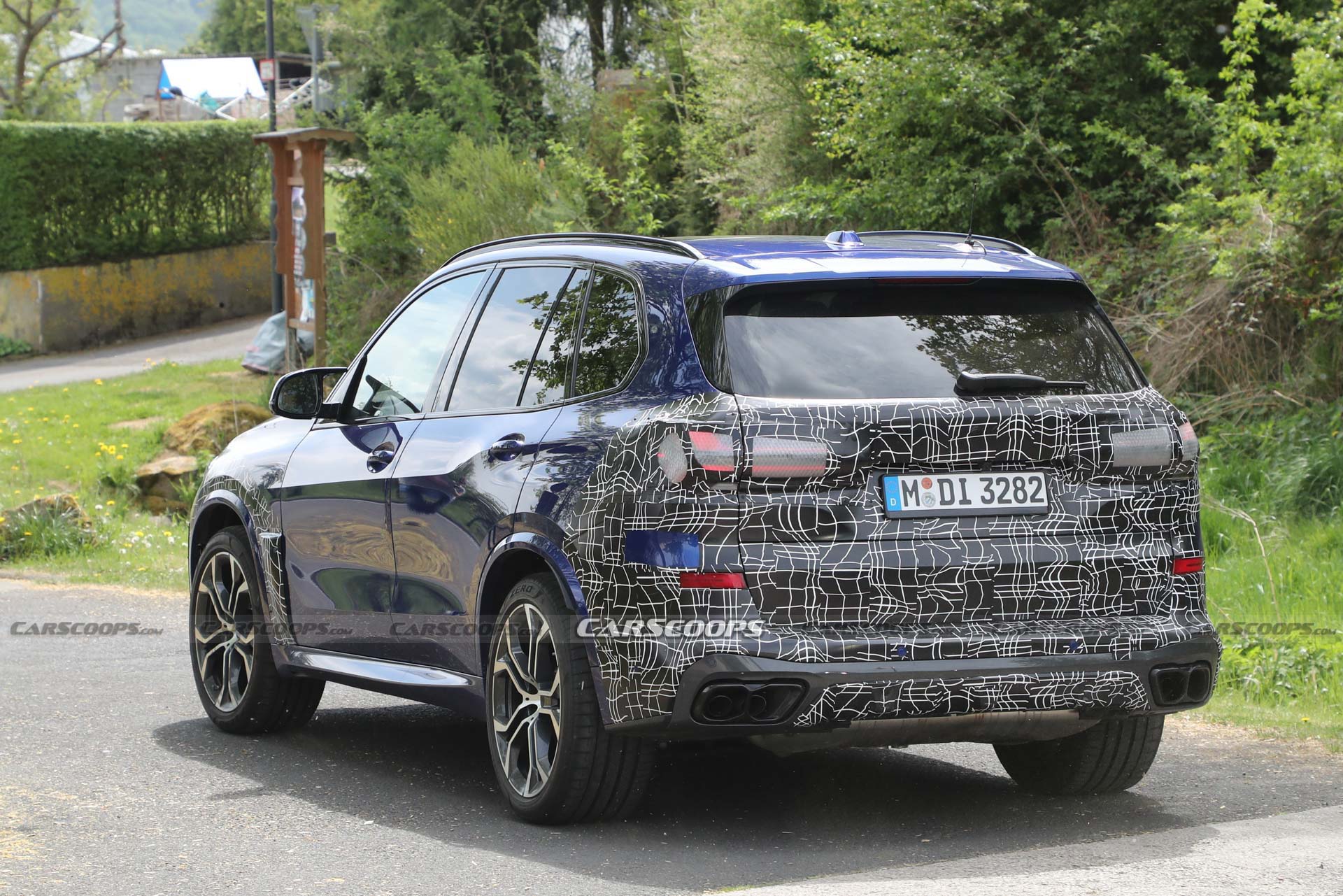 Facelifted 2024 BMW X5 M60i Won’t Get Big Brother X5 M’s Sportier Grille