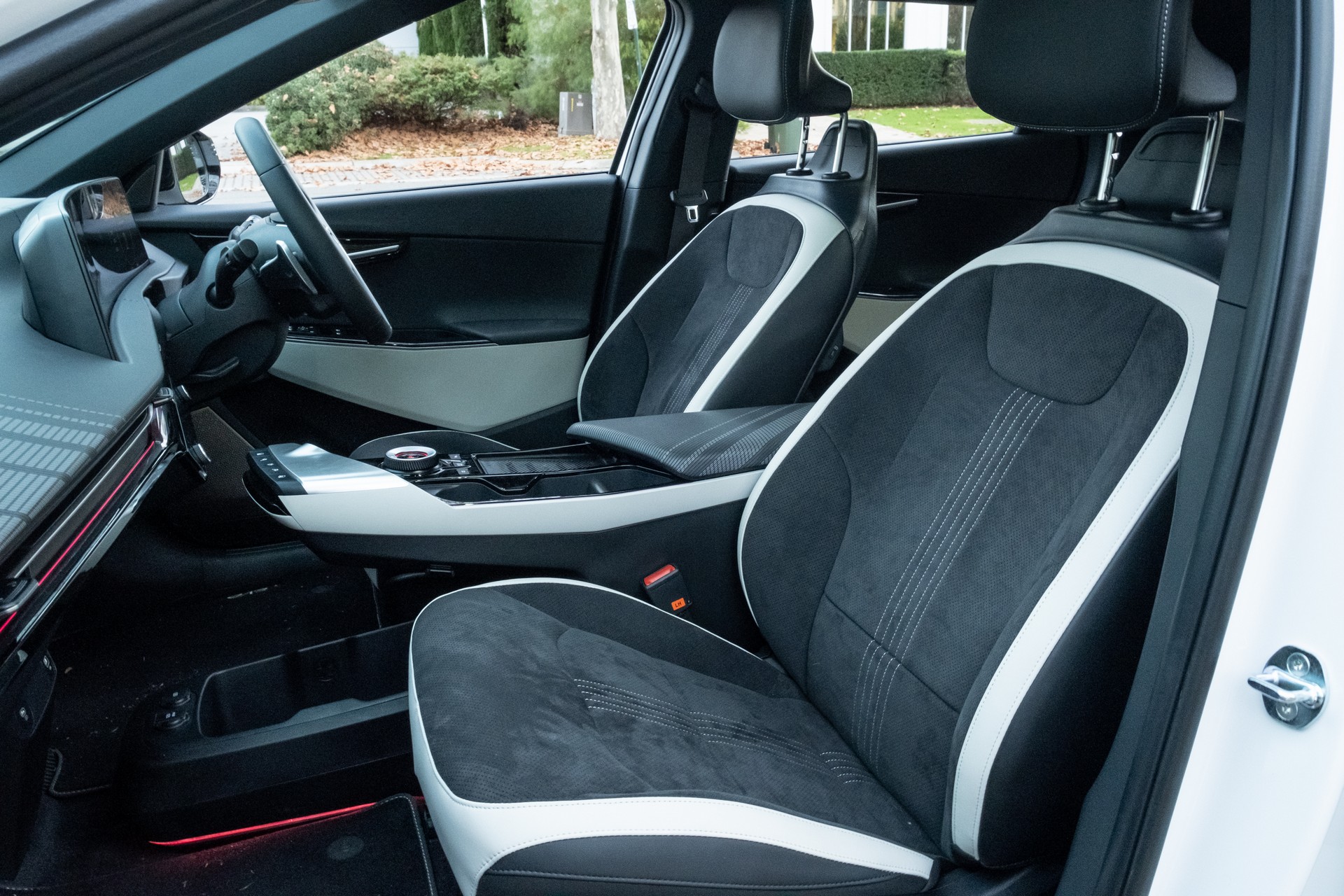 We Test The 2022 BMW i4 eDrive40 And Kia EV6 GT-Line AWD, Which Is Better?