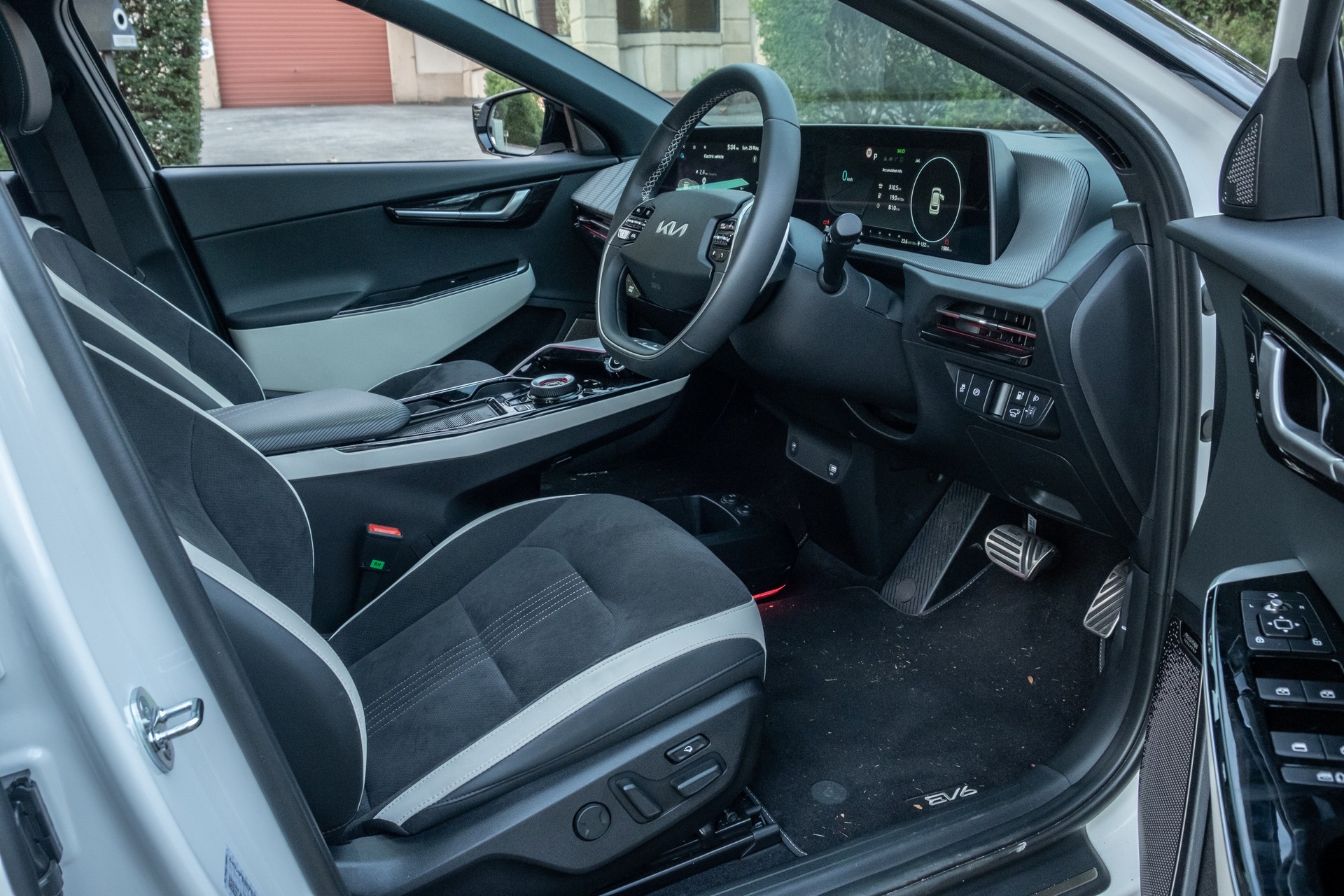 We Test The 2022 BMW i4 eDrive40 And Kia EV6 GT-Line AWD, Which Is Better?