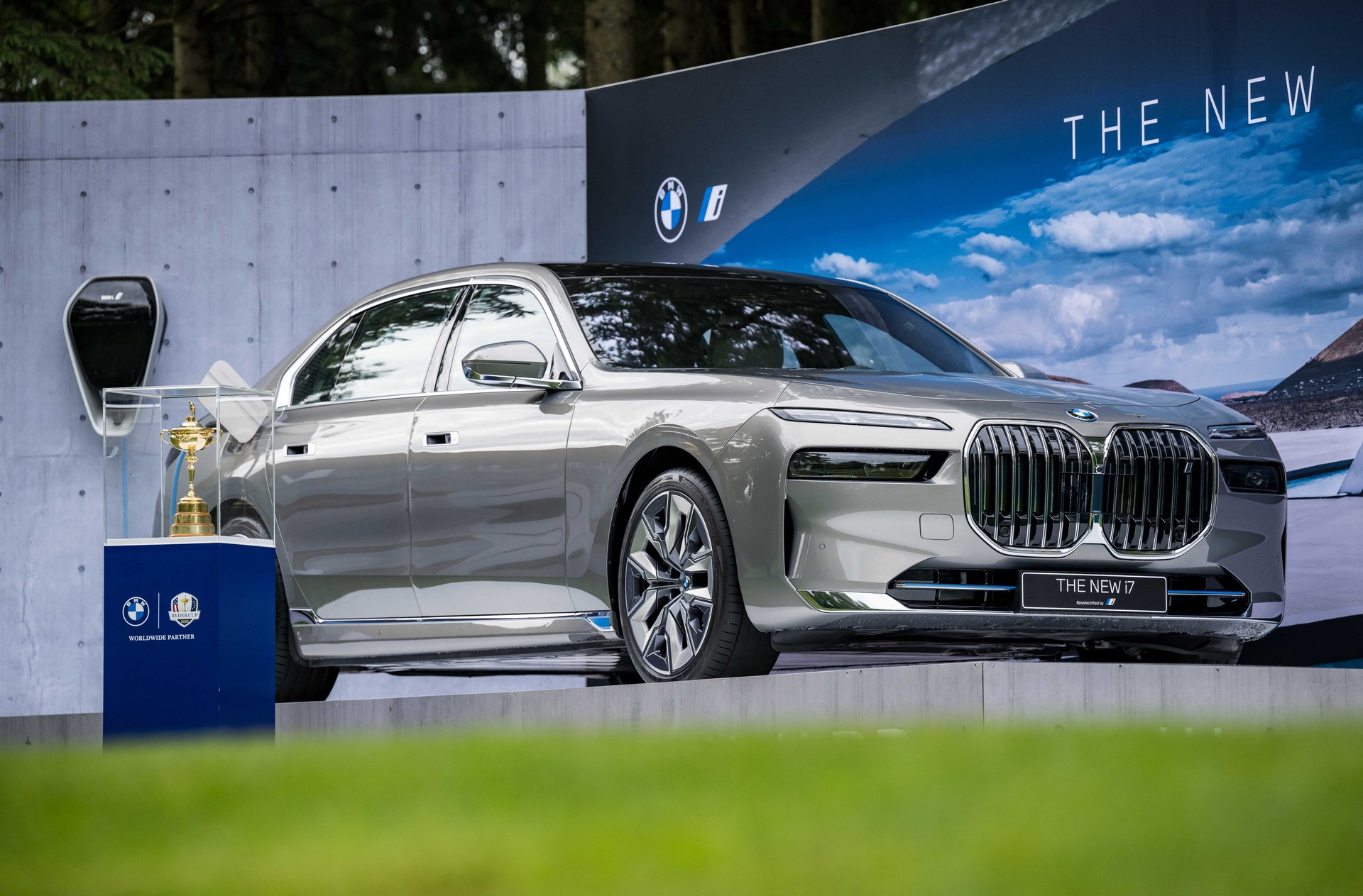Golfers Will Try To Hit A Hole In One To Win A New BMW i7 xDrive60