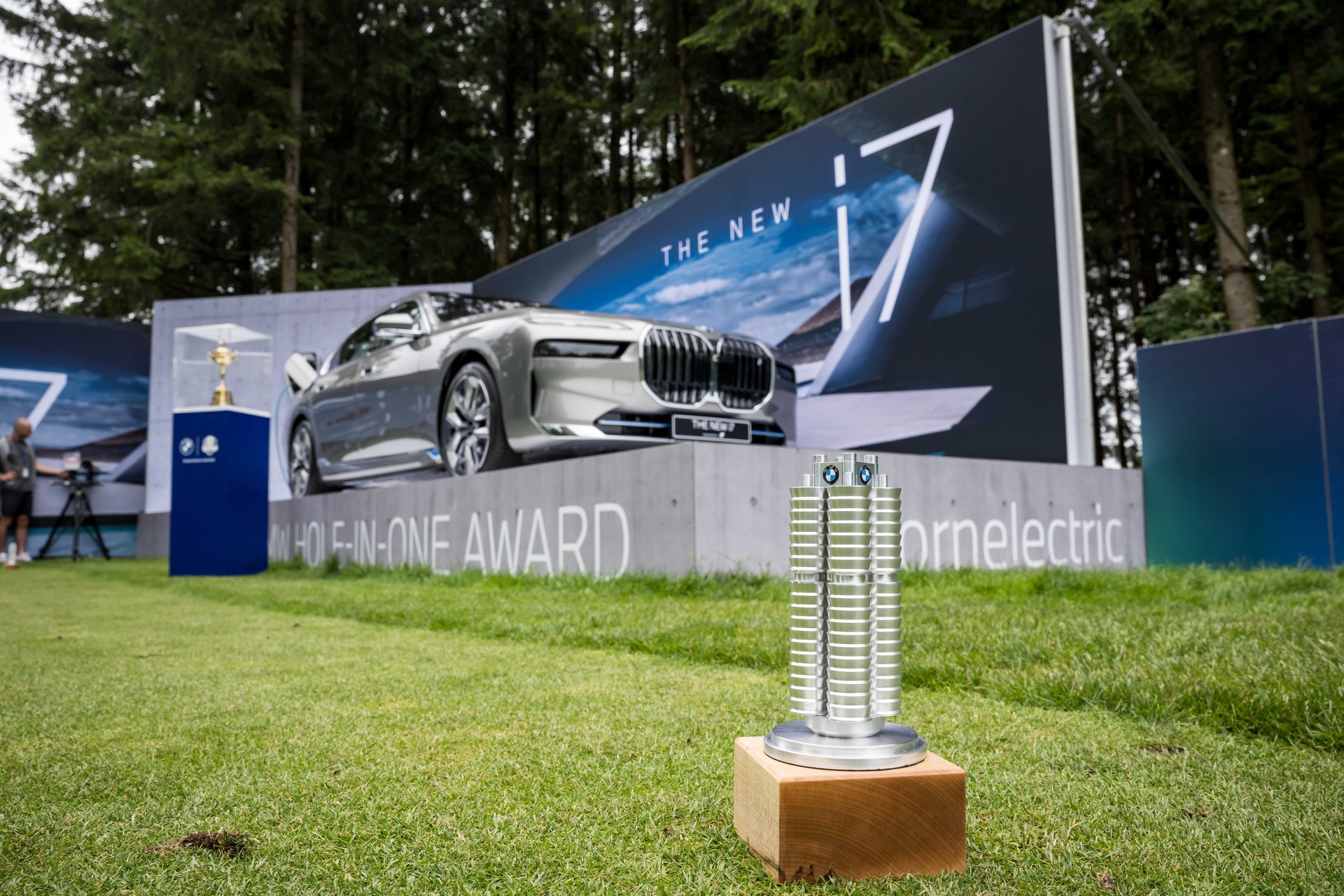 Golfers Will Try To Hit A Hole In One To Win A New BMW i7 xDrive60