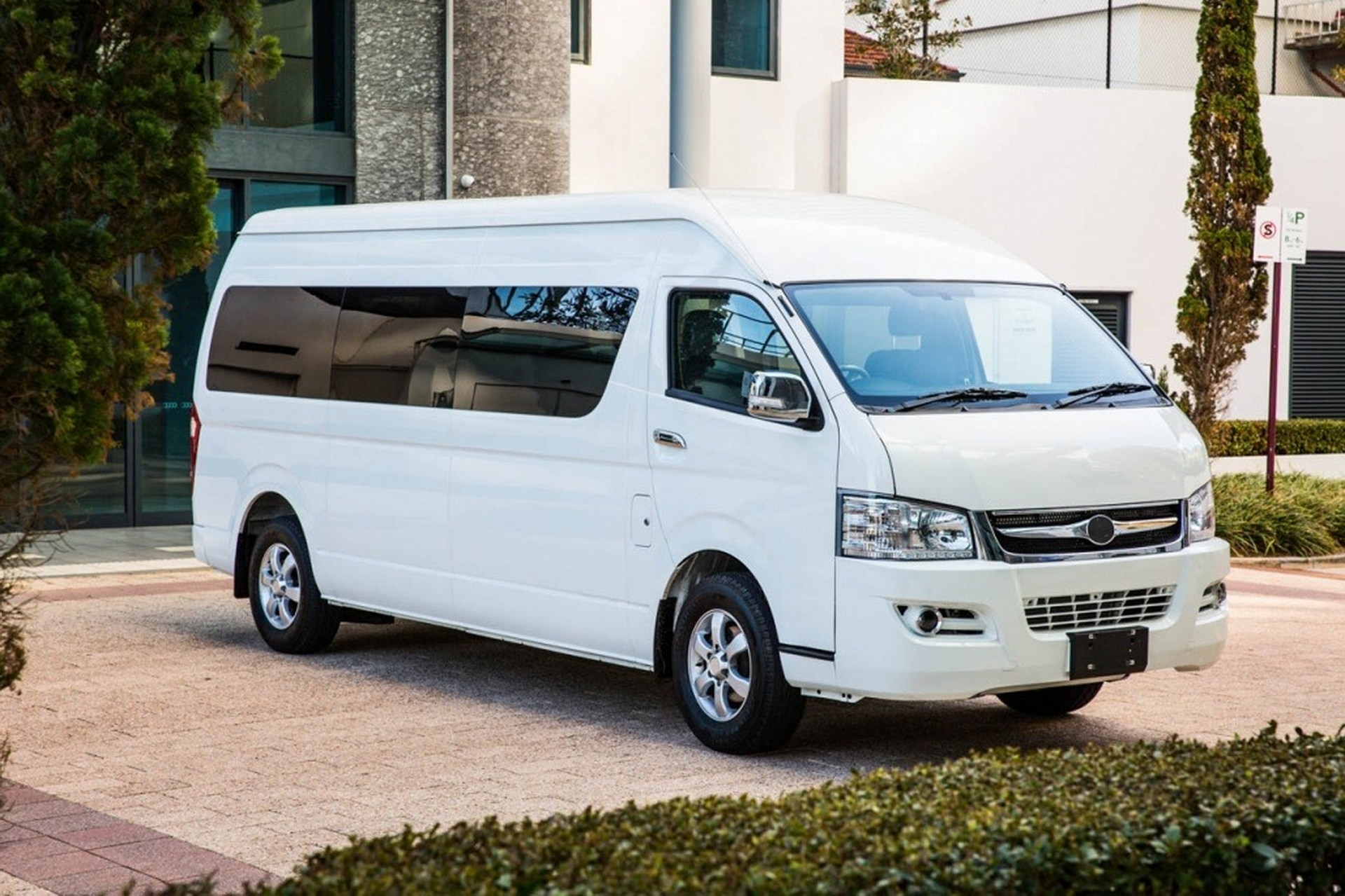 Joylong E6 Is A Previous-Gen Toyota HiAce Rip-Off With An Electric Twist