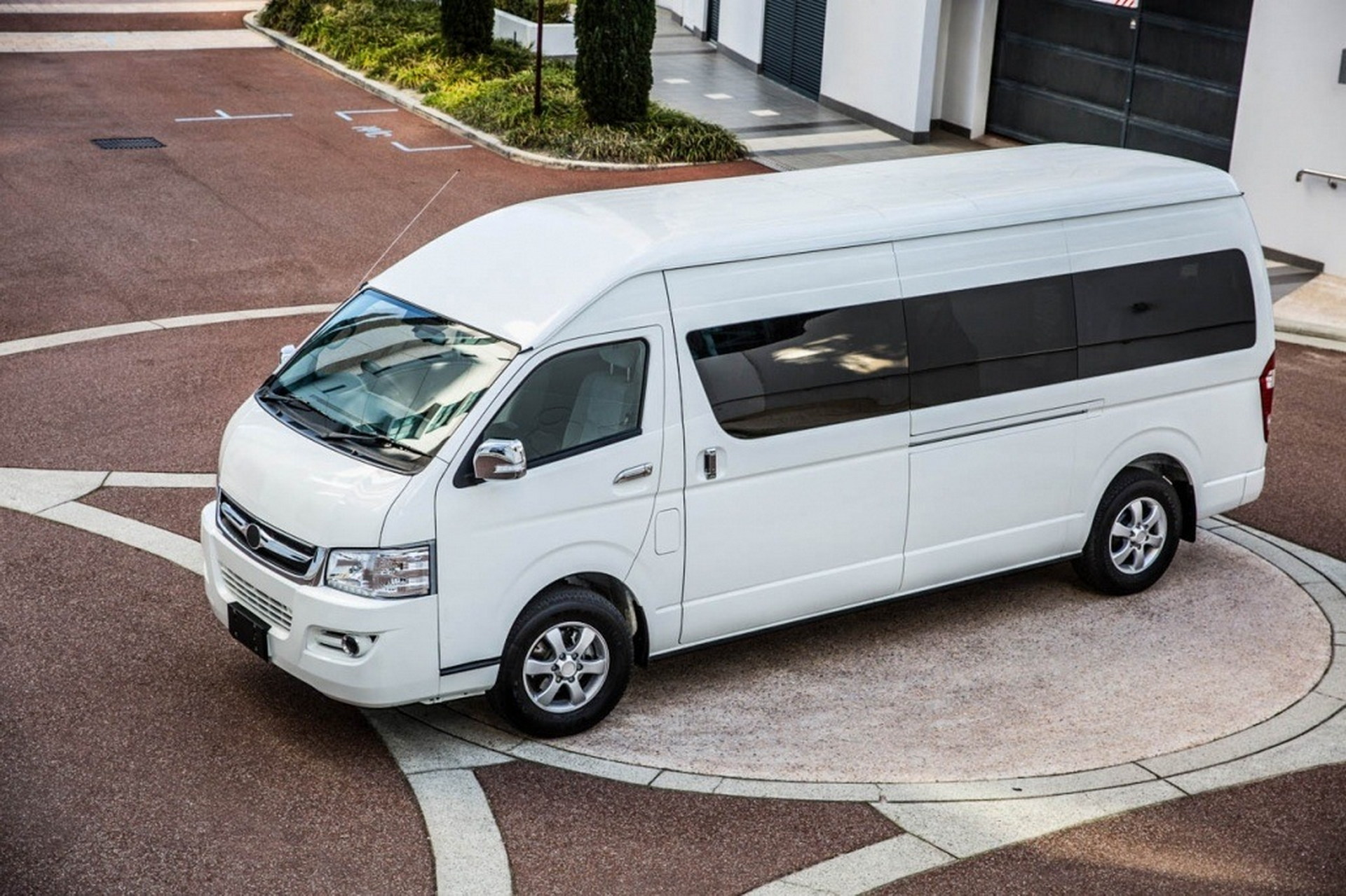 Joylong E6 Is A Previous-Gen Toyota HiAce Rip-Off With An Electric Twist