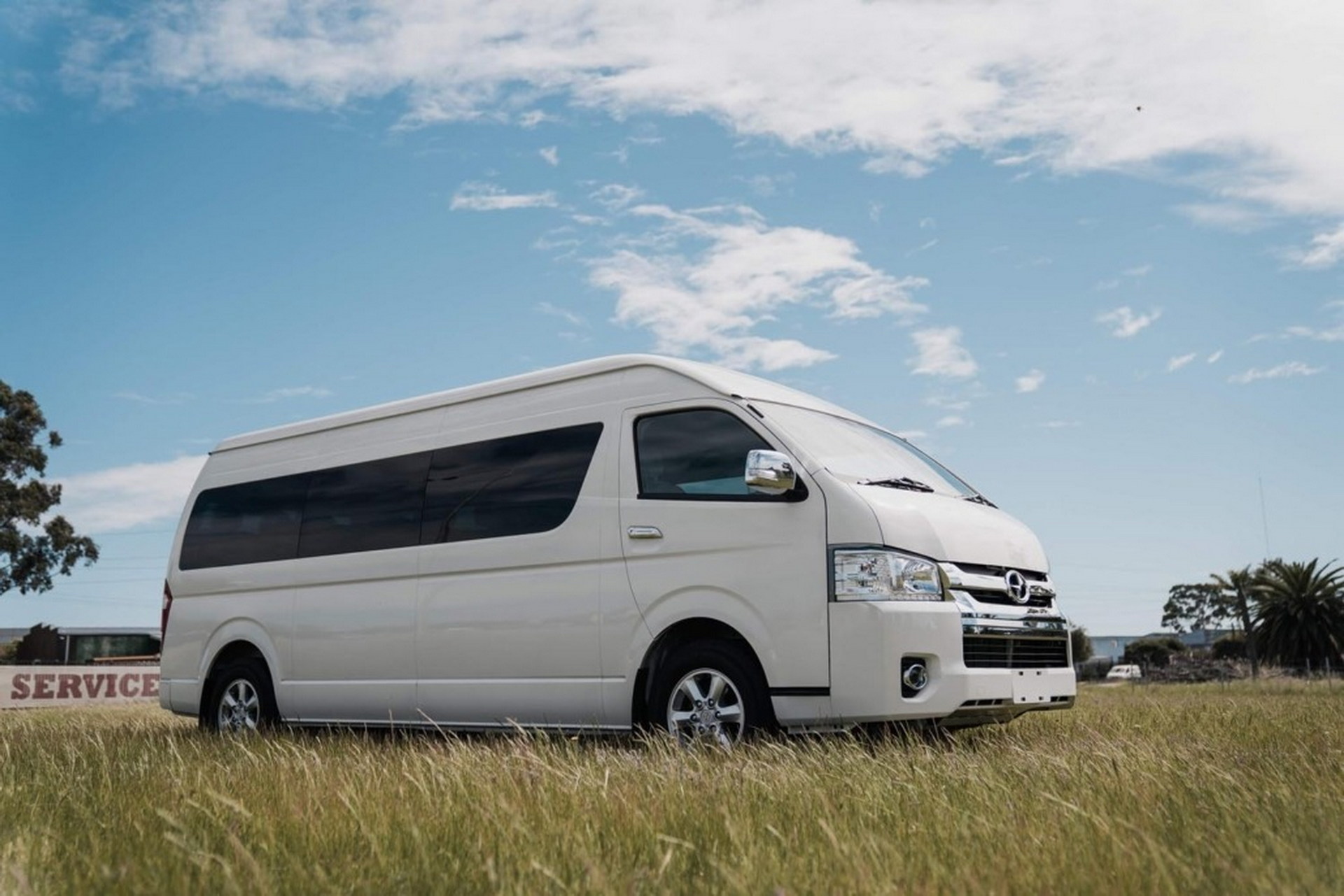 Joylong E6 Is A Previous-Gen Toyota HiAce Rip-Off With An Electric Twist