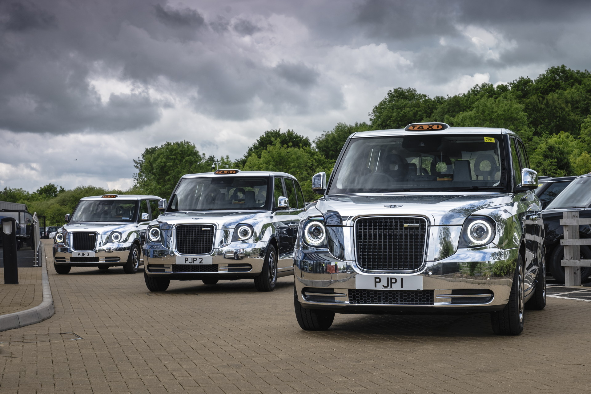 Bespoke LEVC TX Taxis For The Queen’s Platinum Jubilee Could Make London A Shinier Place