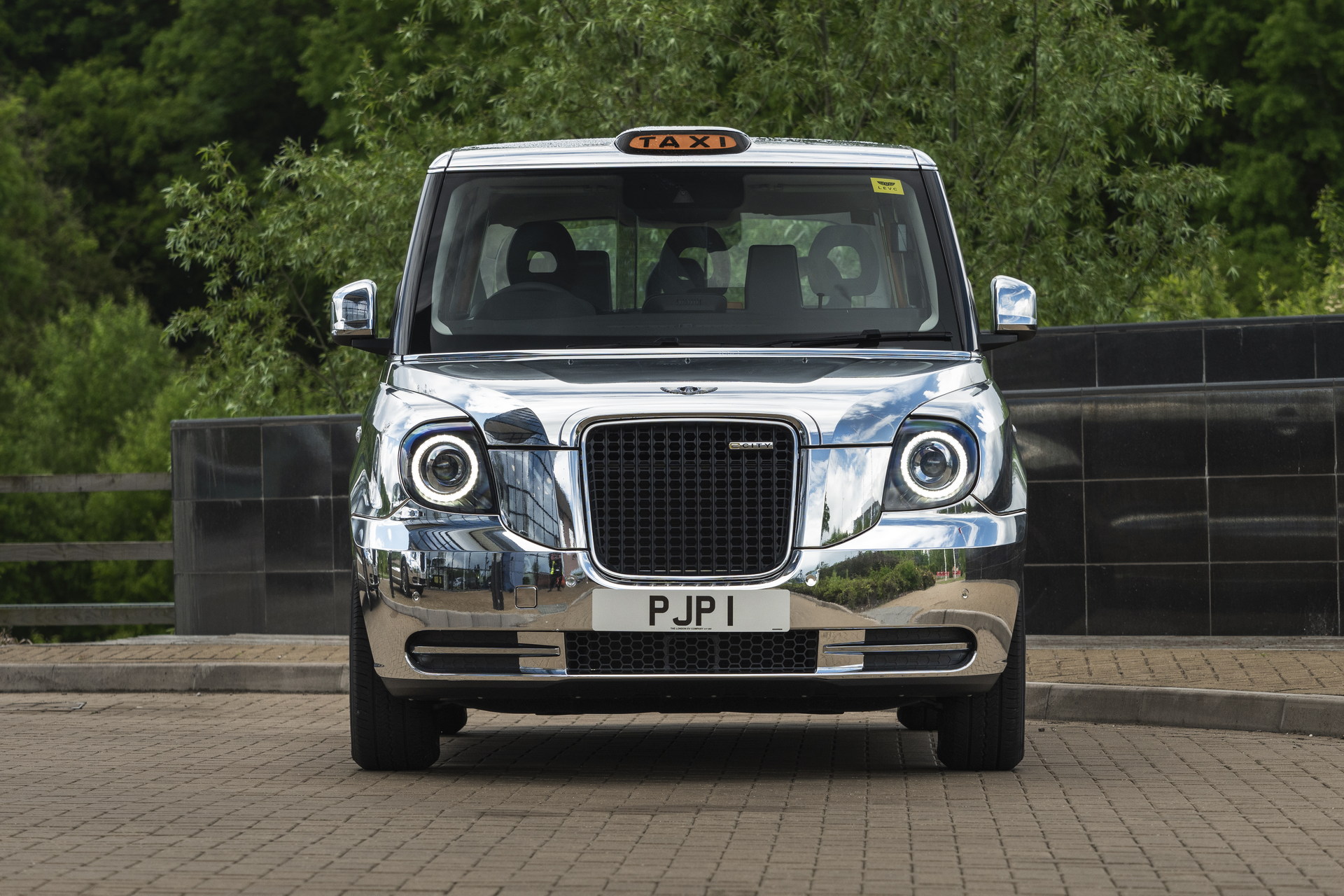 Bespoke LEVC TX Taxis For The Queen’s Platinum Jubilee Could Make London A Shinier Place