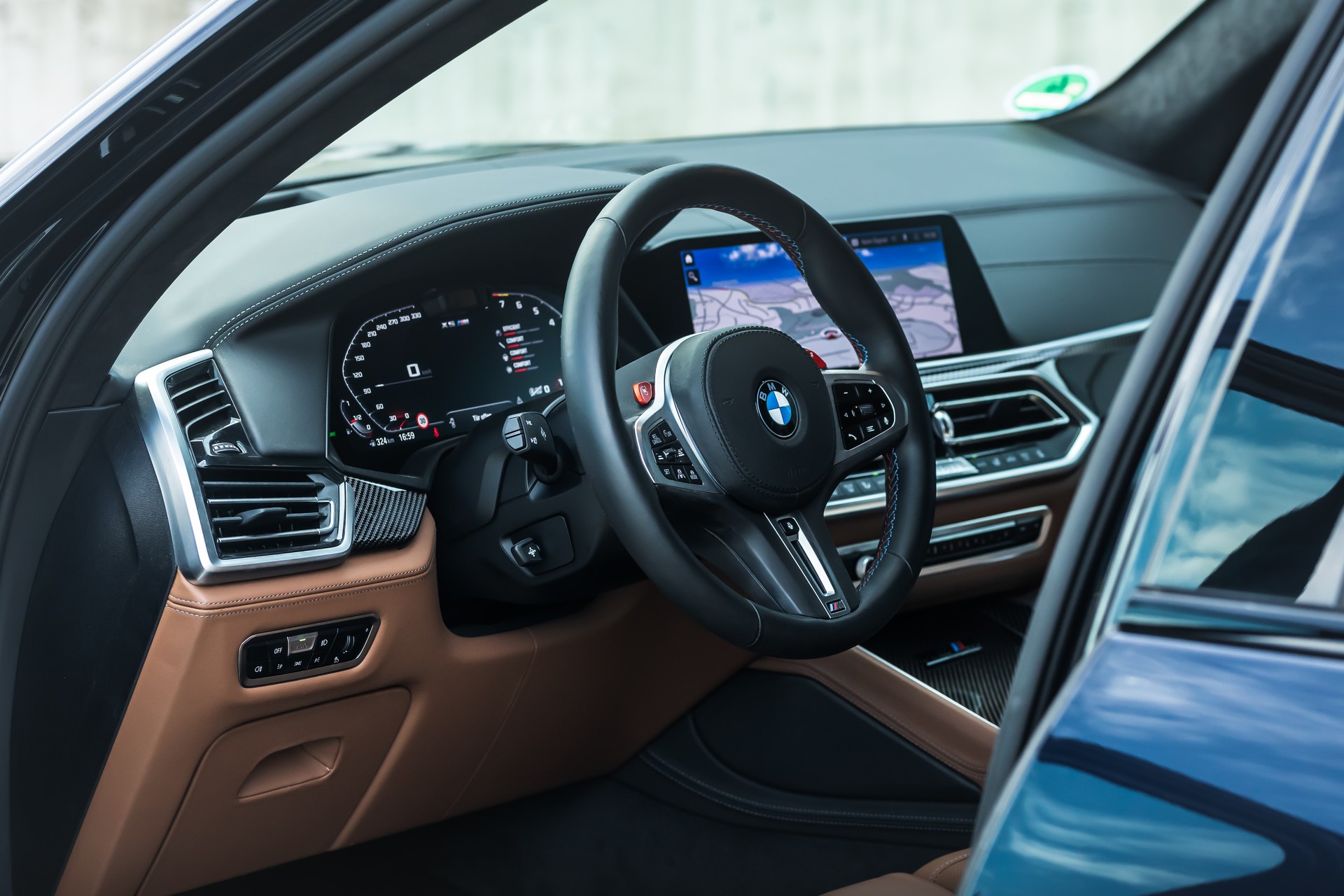 Manhart’s MHX5 700 Roars With 730 HP And Loads Of Carbon Fiber