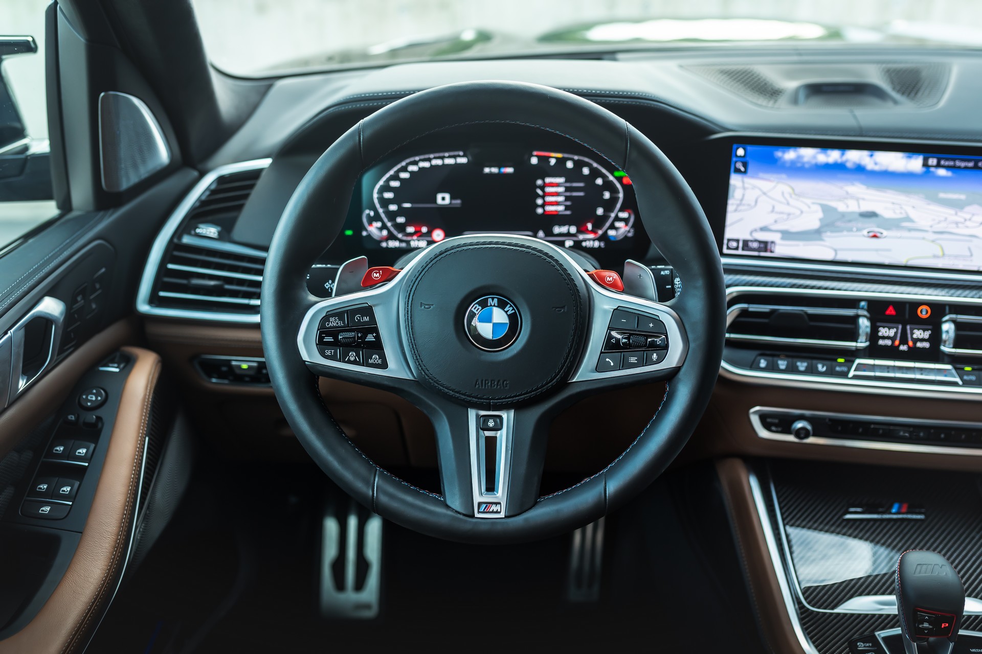 Manhart’s MHX5 700 Roars With 730 HP And Loads Of Carbon Fiber