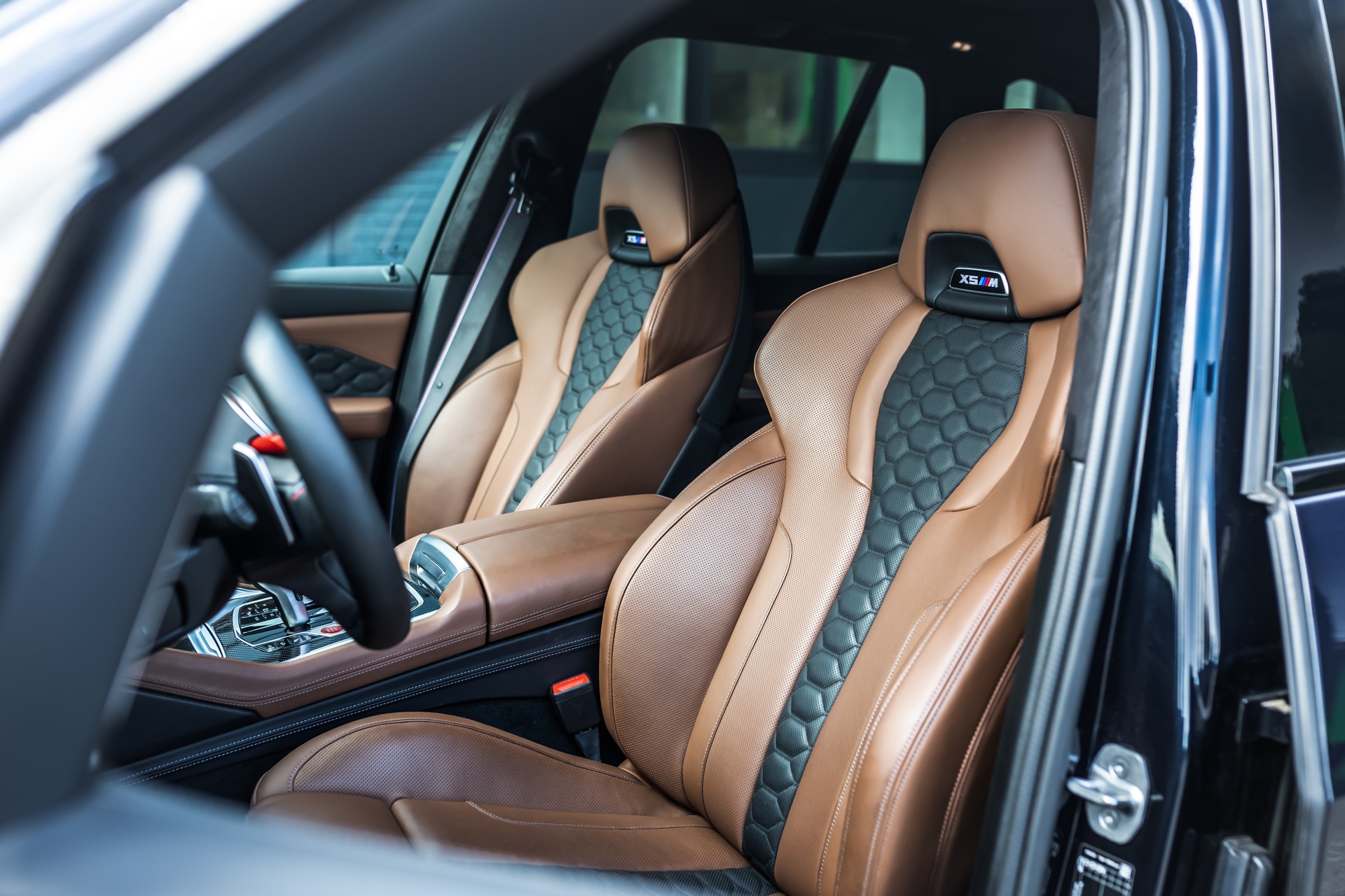 Manhart’s MHX5 700 Roars With 730 HP And Loads Of Carbon Fiber