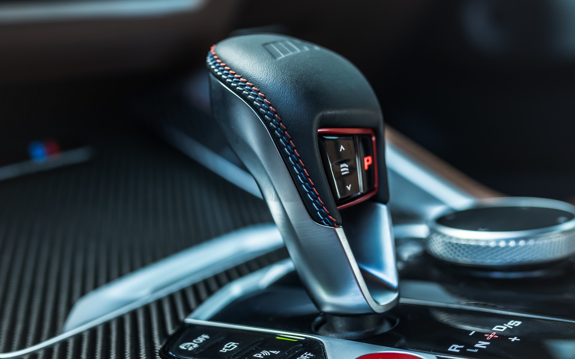 Manhart’s MHX5 700 Roars With 730 HP And Loads Of Carbon Fiber