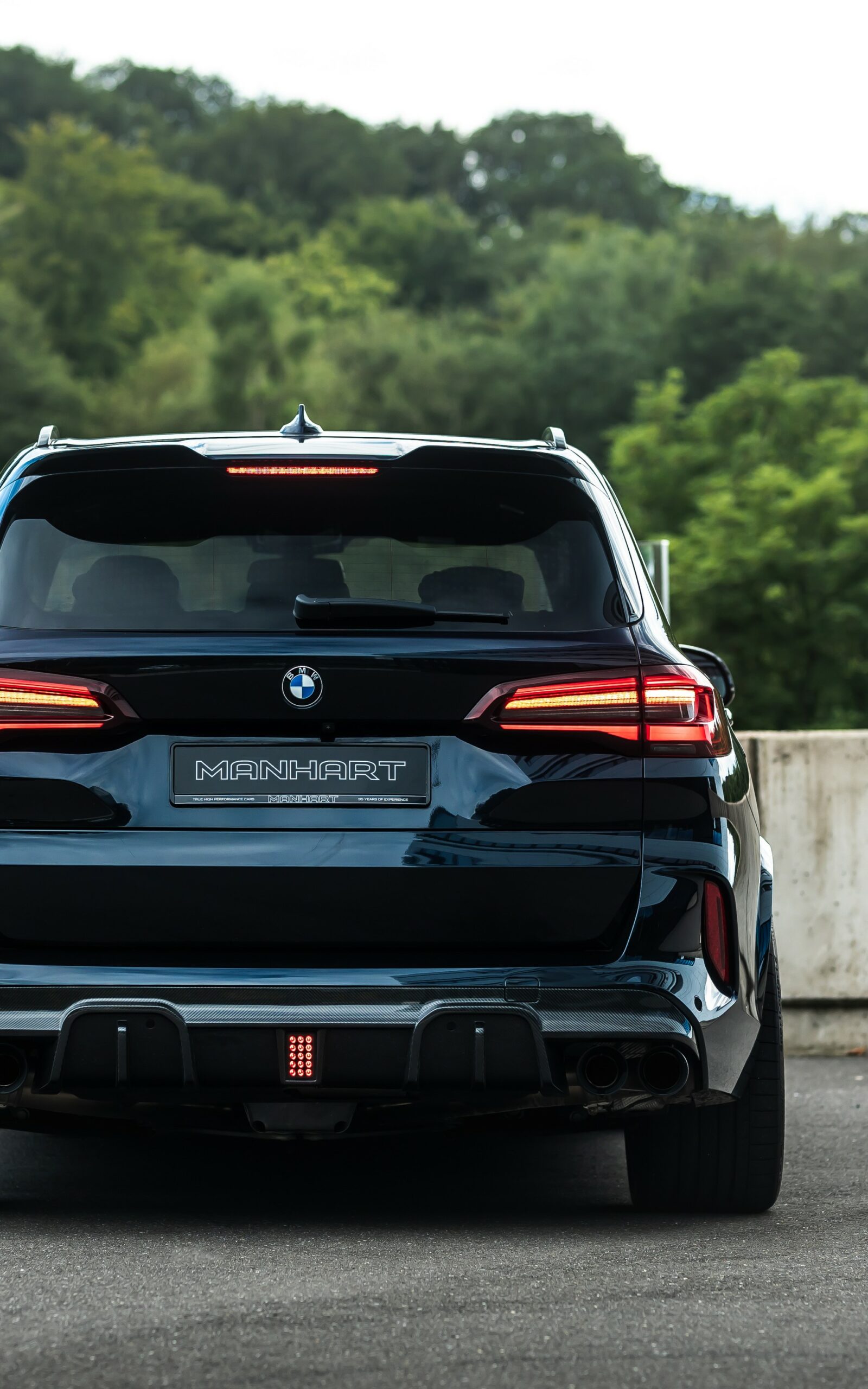 Manhart’s MHX5 700 Roars With 730 HP And Loads Of Carbon Fiber