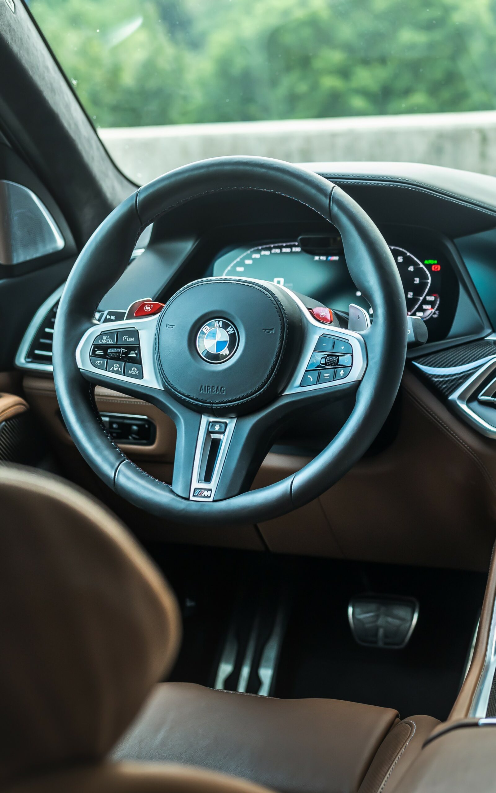 Manhart’s MHX5 700 Roars With 730 HP And Loads Of Carbon Fiber