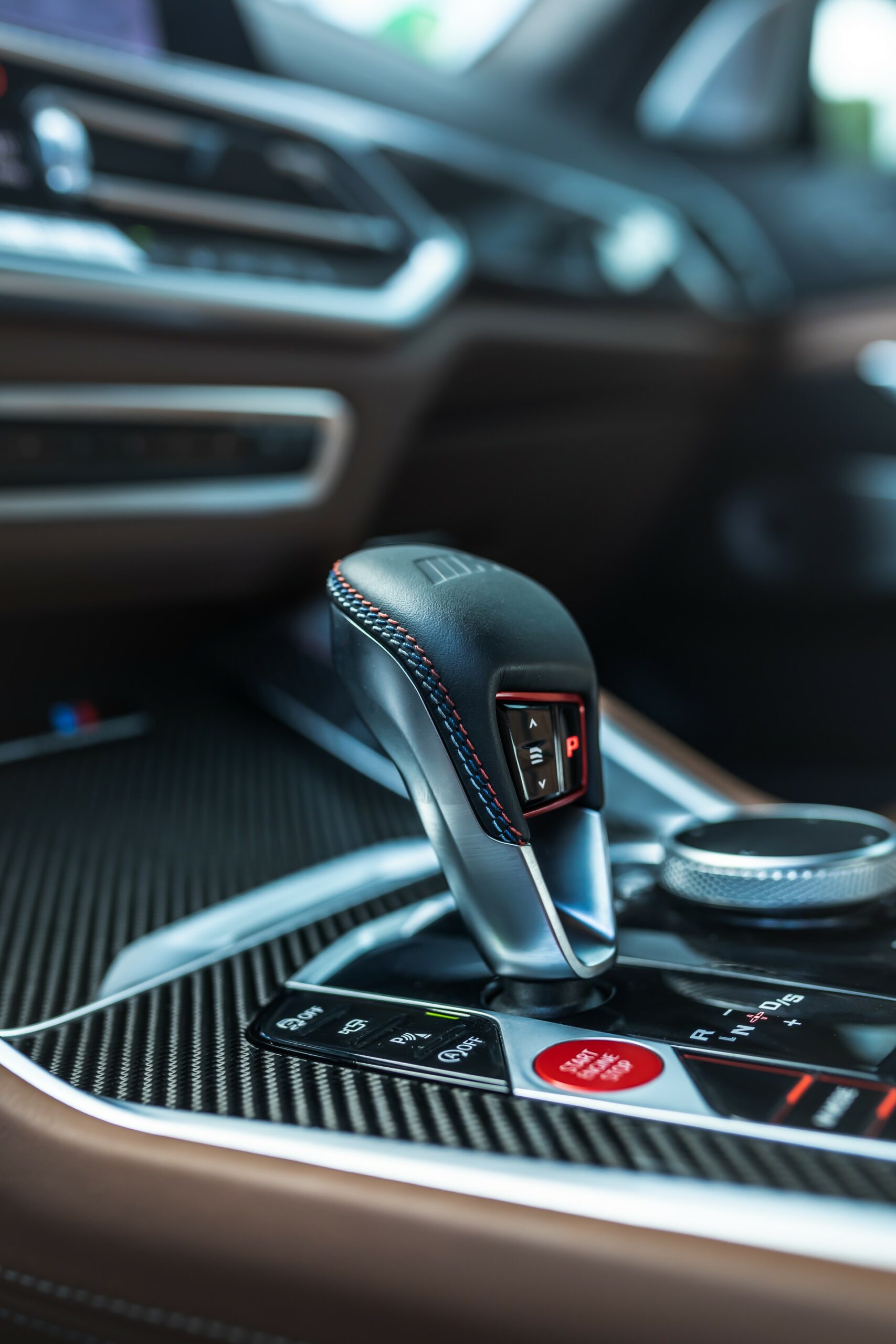 Manhart’s MHX5 700 Roars With 730 HP And Loads Of Carbon Fiber