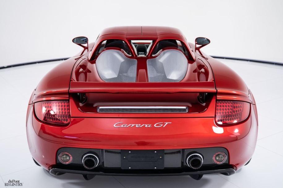 Porsche Carrera GT ganha pintura do catálogo da Ferrari - Motor Show