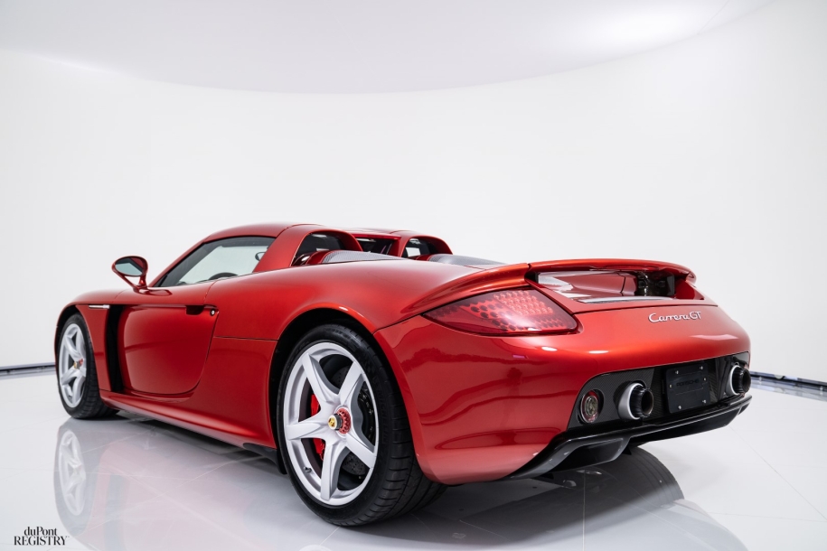 Porsche Carrera GT ganha pintura do catálogo da Ferrari - Motor Show