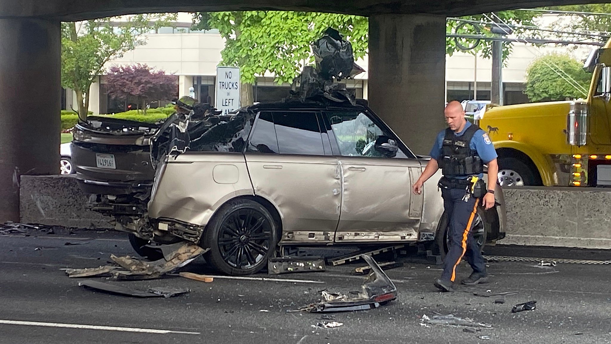 Brand New 2023 Range Rover Decapitated After Falling Off Car Carrier And Colliding With Honda