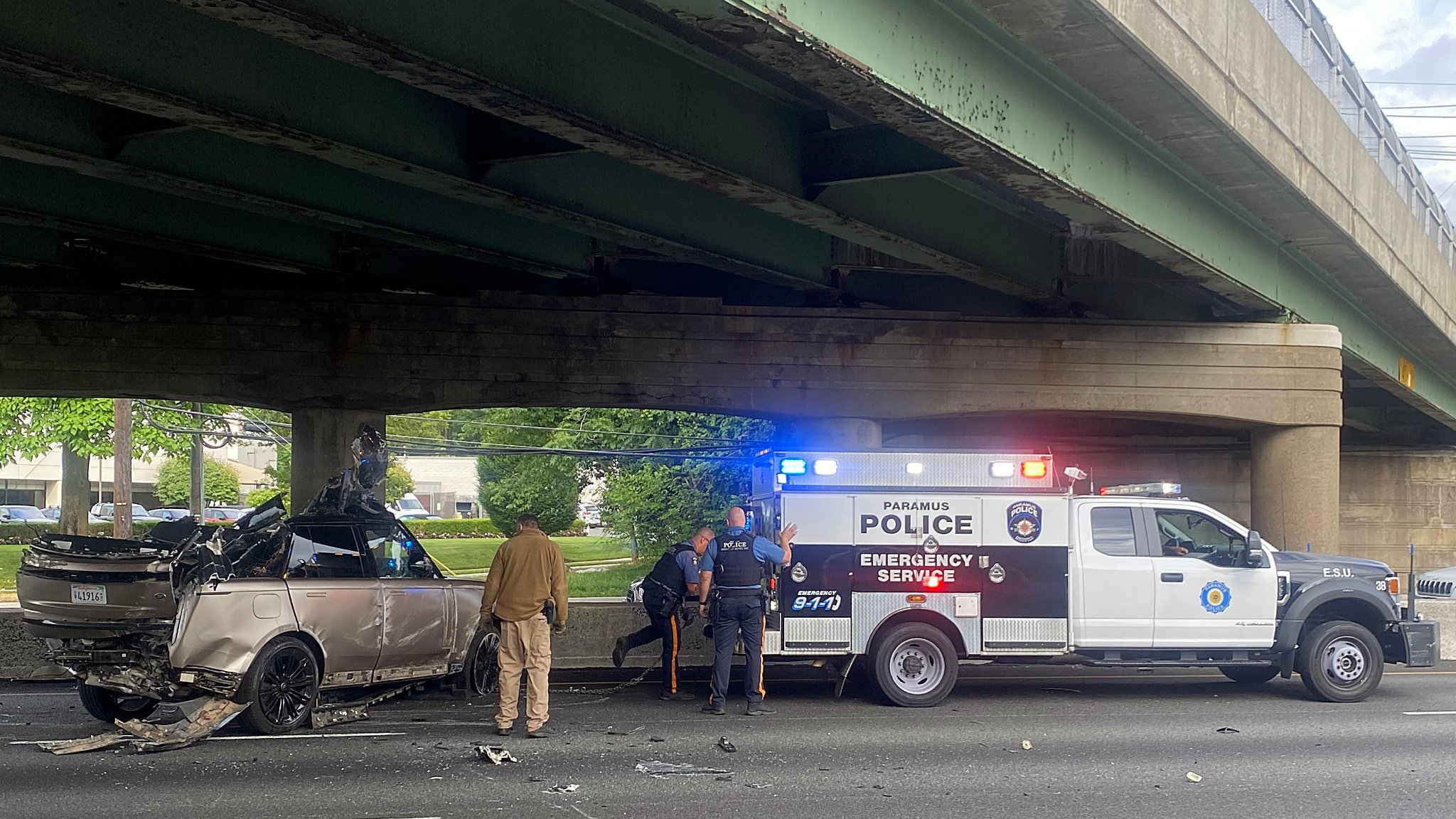 Brand New 2023 Range Rover Decapitated After Falling Off Car Carrier And Colliding With Honda